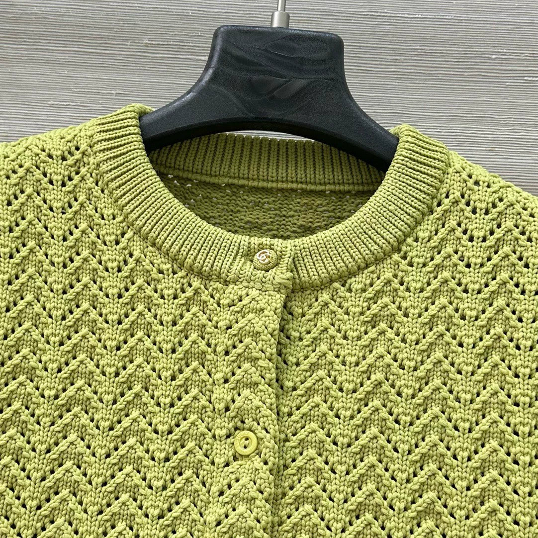 G 25 New Knitted cardigan with cut-out design.