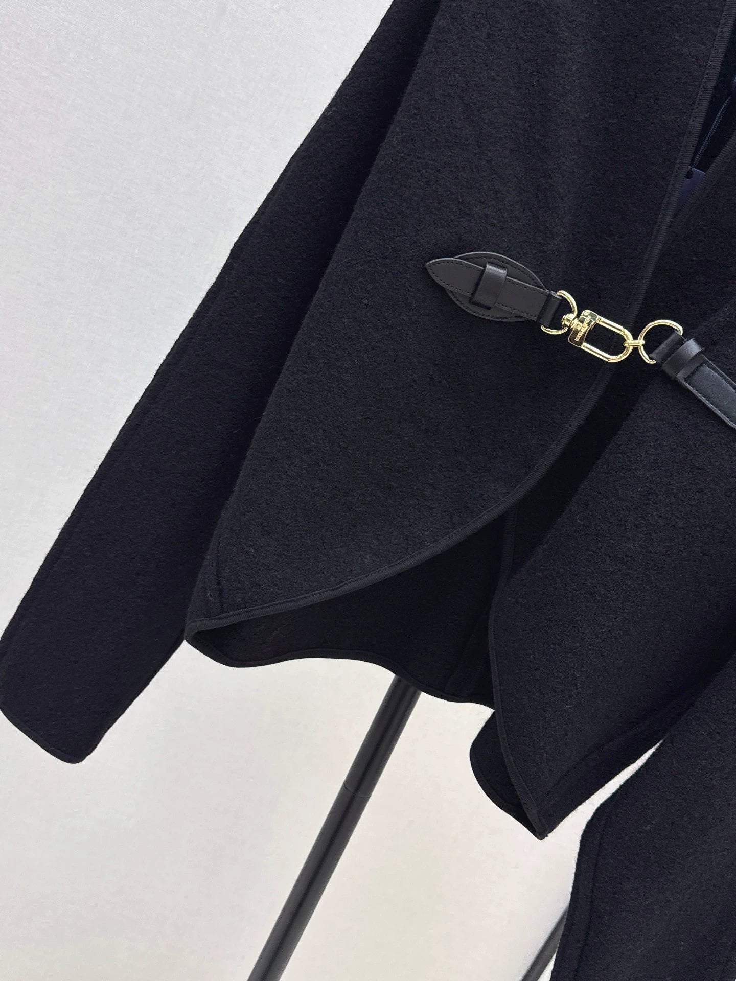 L 25 Buckled double-sided cape coat