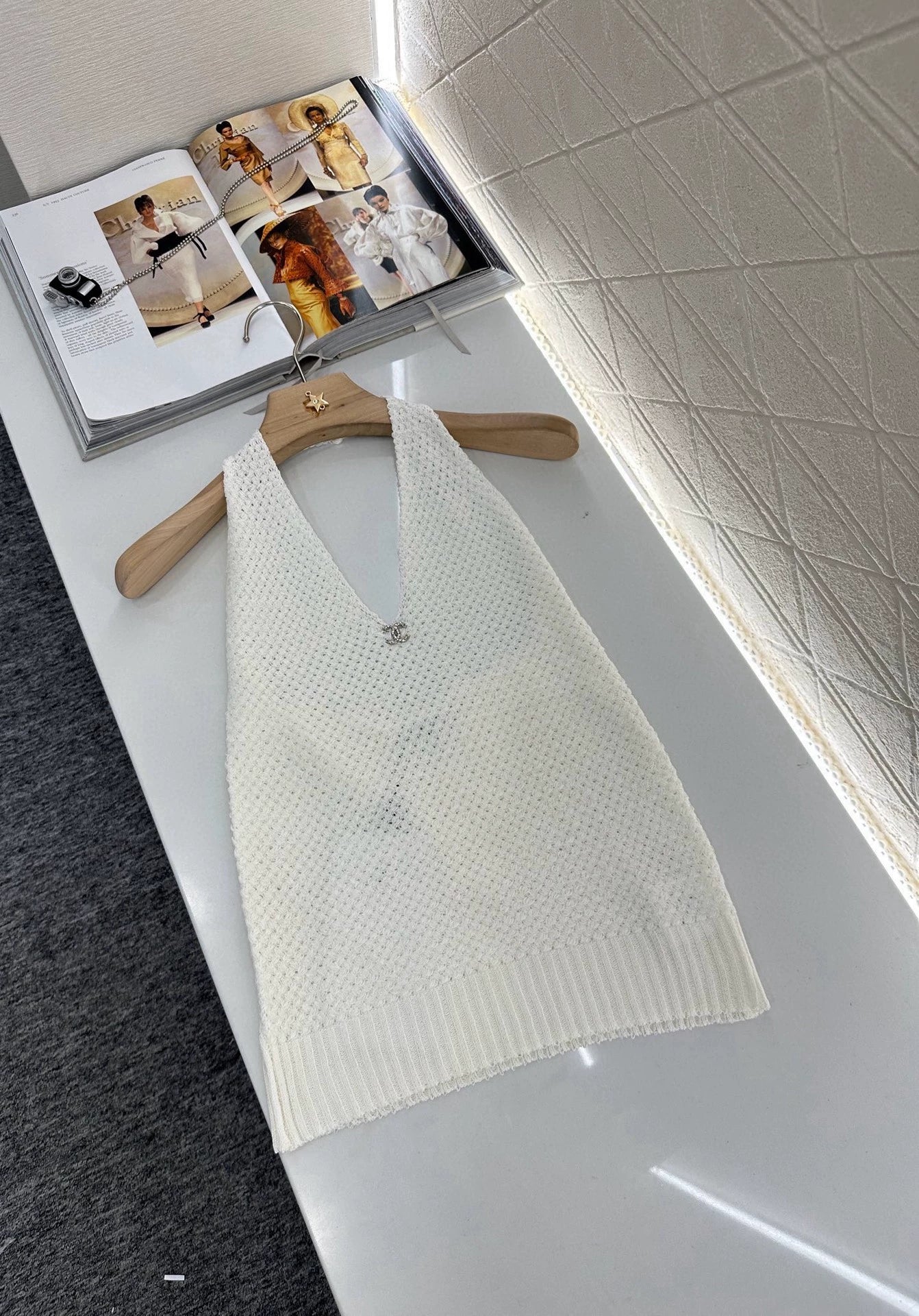 Gilet en tricot à découpes et encolure C 25