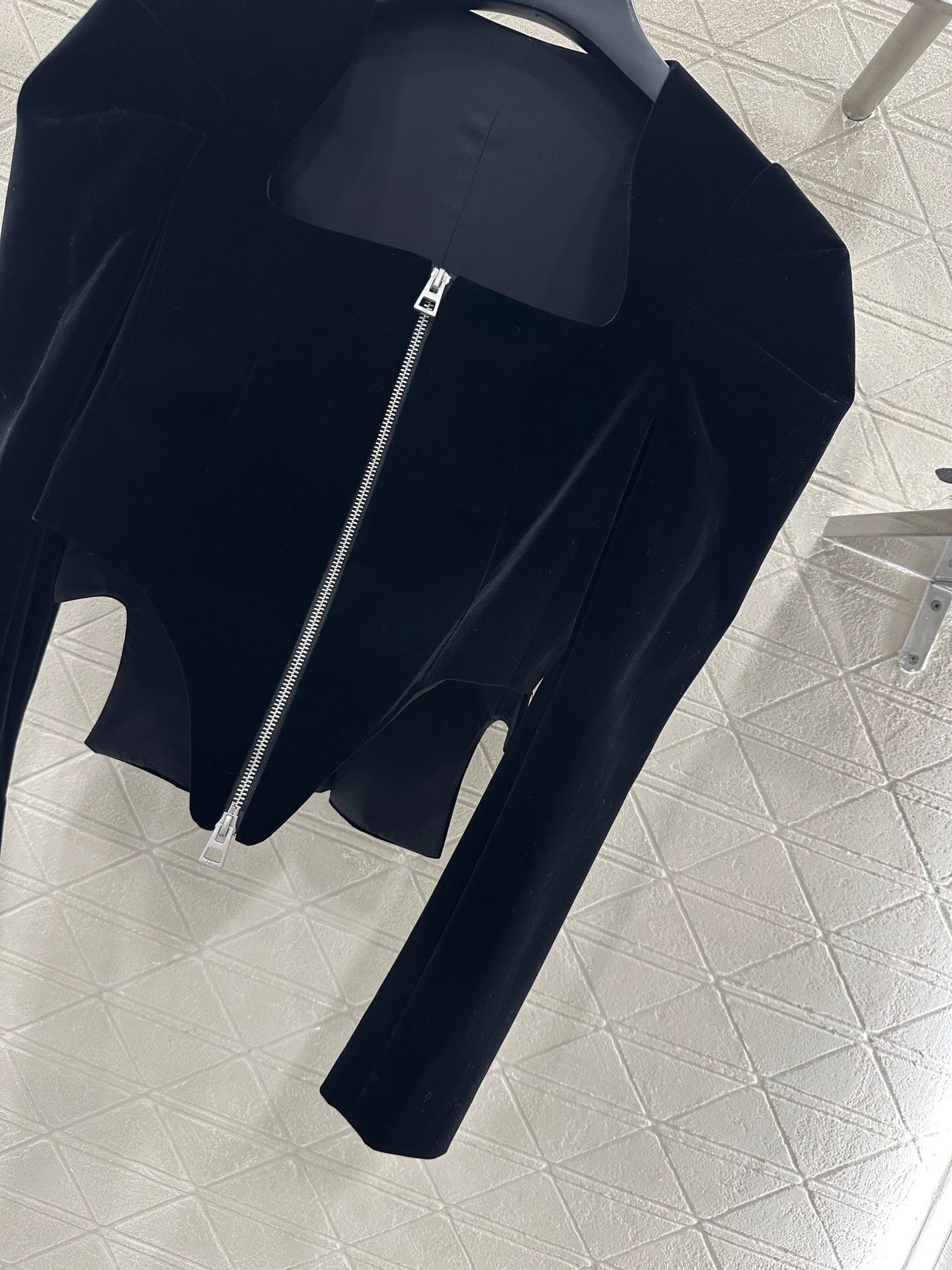 Di 25 Zippered square neck, puff sleeves, long-sleeved top