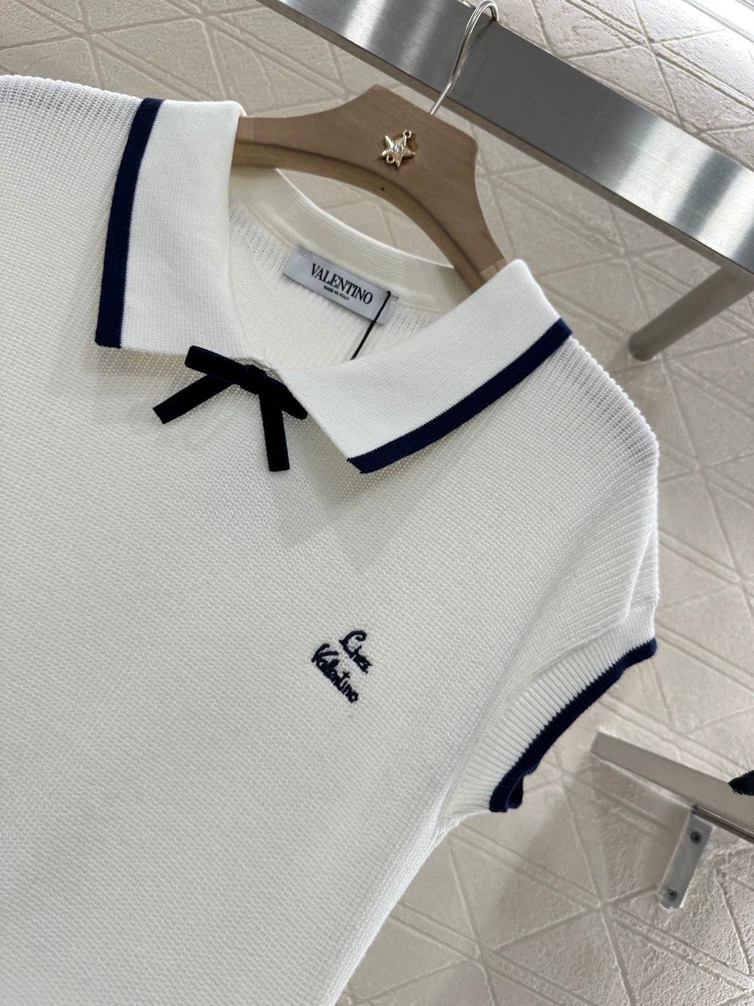 V 25 neues kurzärmliges Top mit Schleife