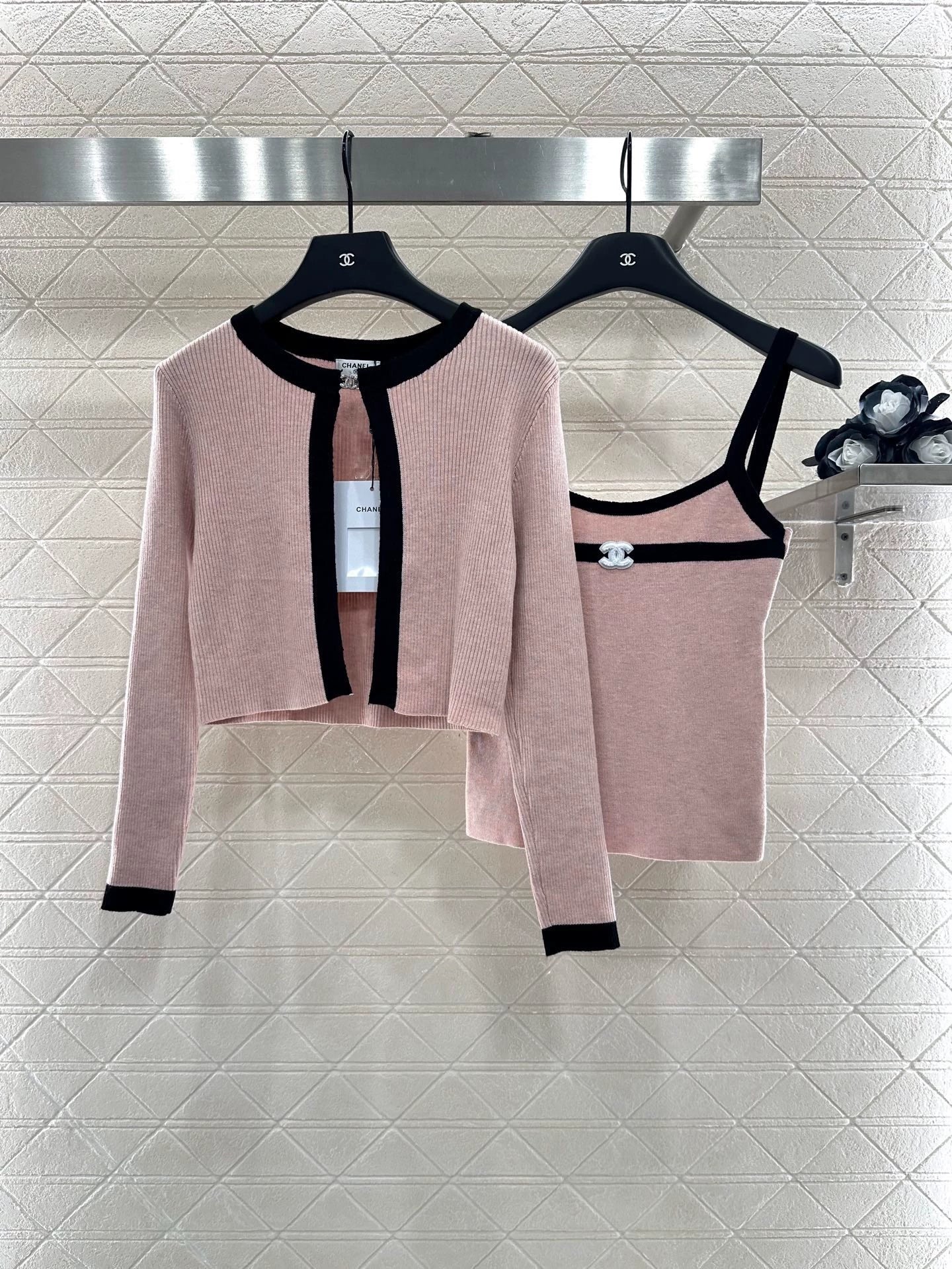 C 25 Two-piece knitted cardigan with suspenders