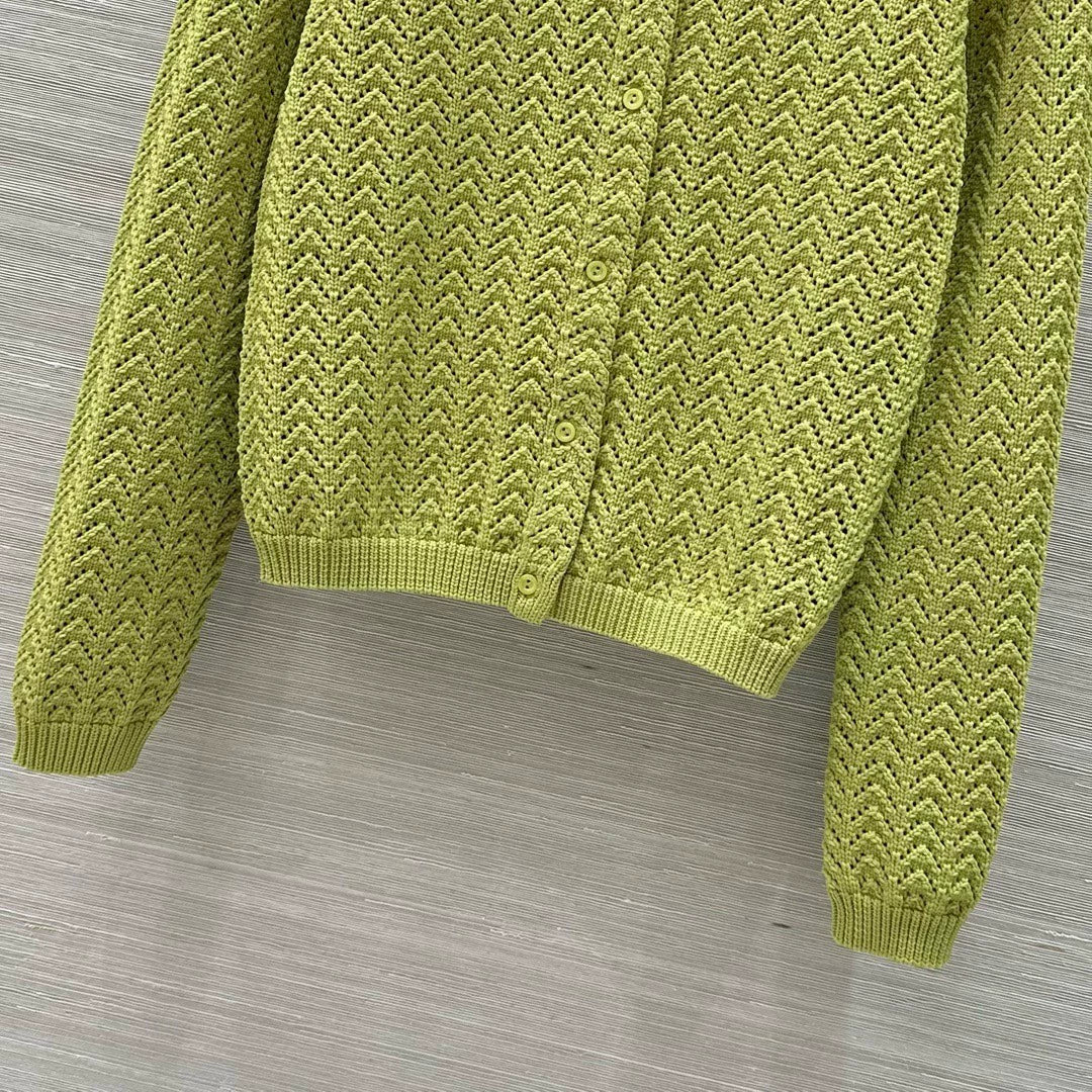 G 25 New Knitted cardigan with cut-out design.