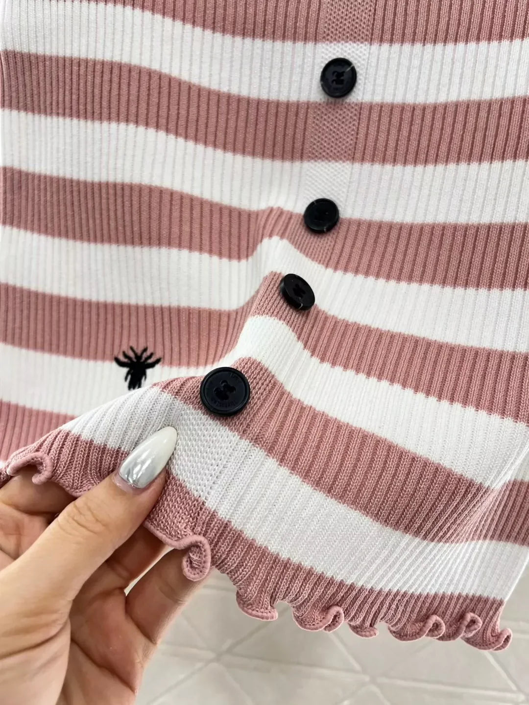 Haut rayé à manches courtes en tricot printemps-été 2025