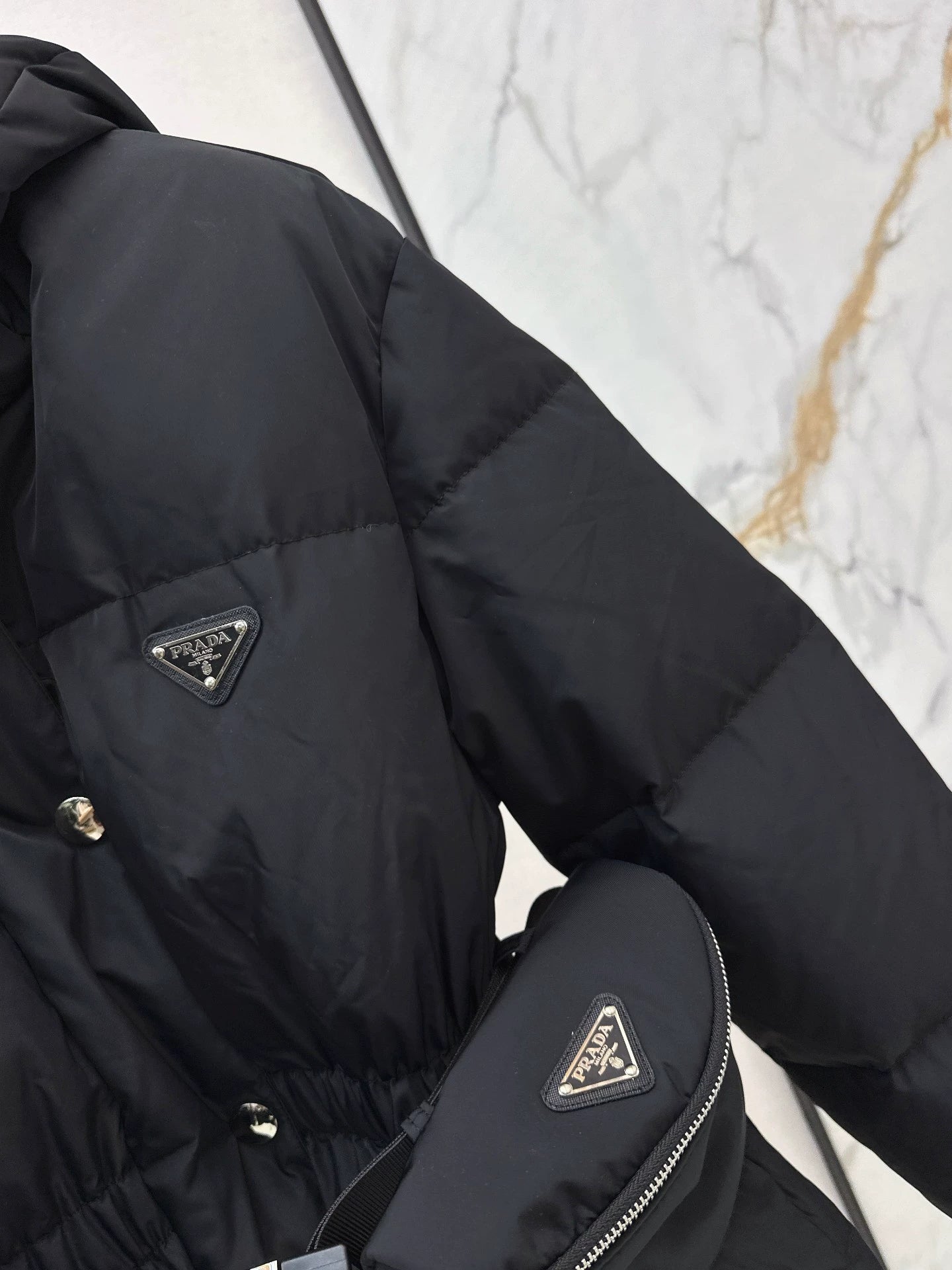P 25fw Hooded slim-fit mid-length down jacket (with waist bag)