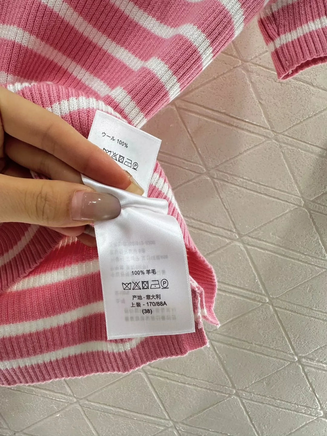 D Spring/Summer 25 Shawl-neck, striped knit short-sleeve top.