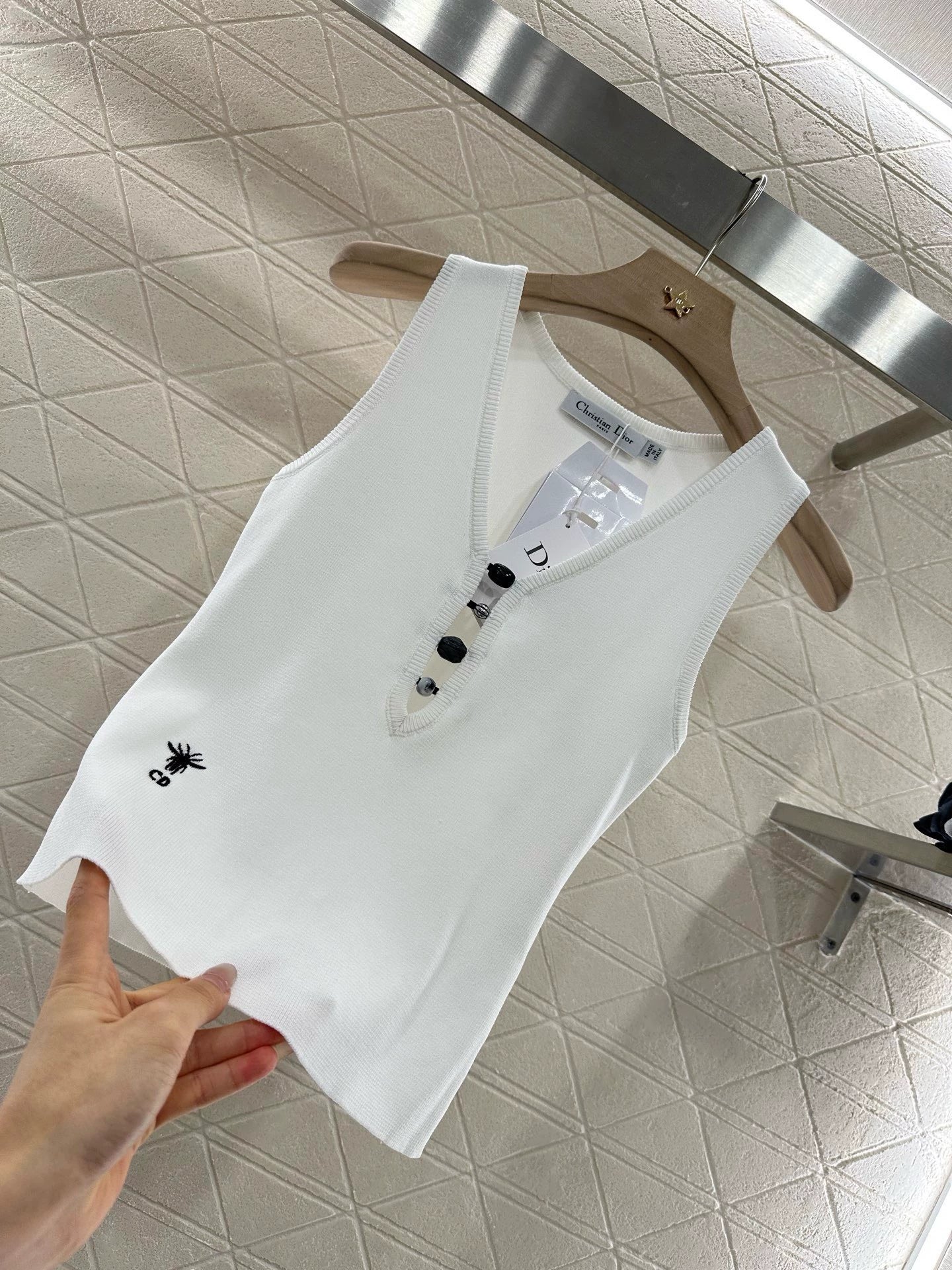 D 25 New Front Cutout Knit Vest