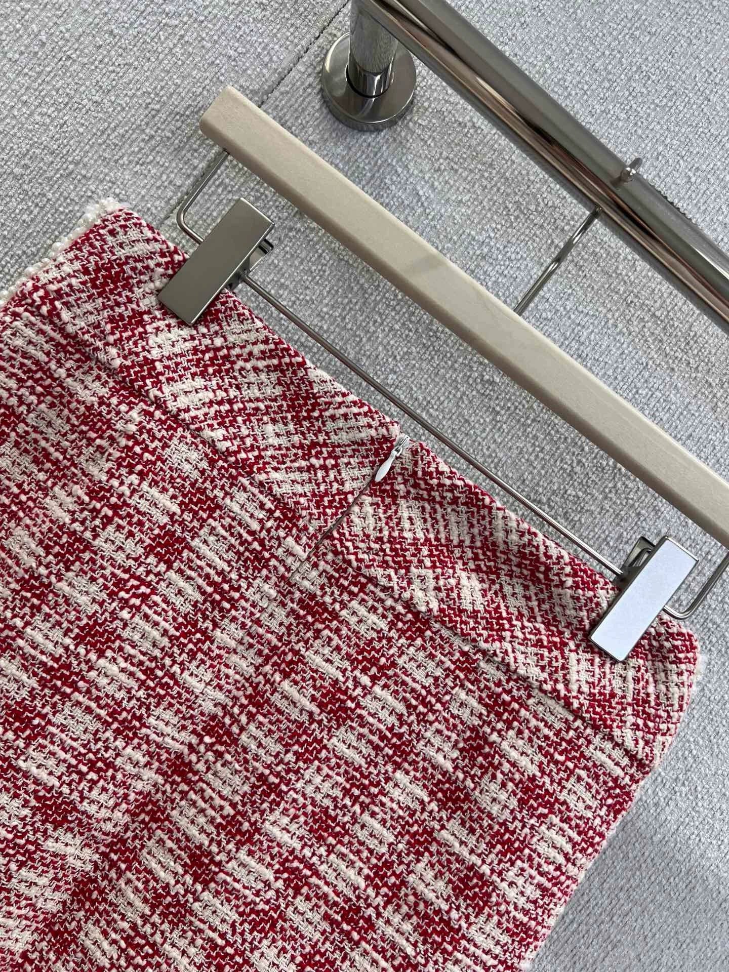 C 25 Red and white checked tweed beaded skirt