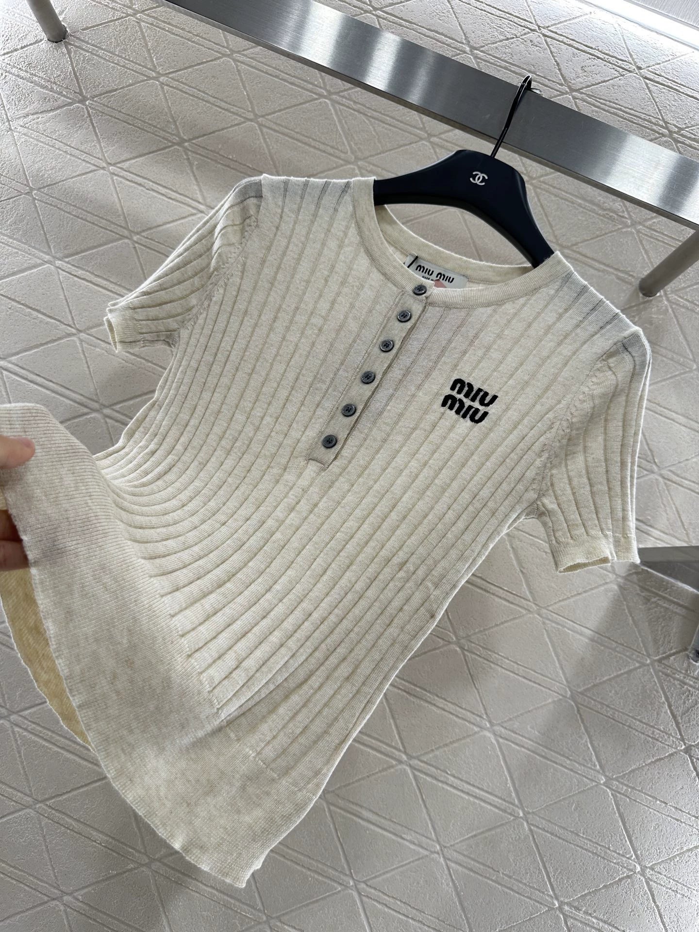 M 25 Vertical ribbed half-open placket knit short-sleeves