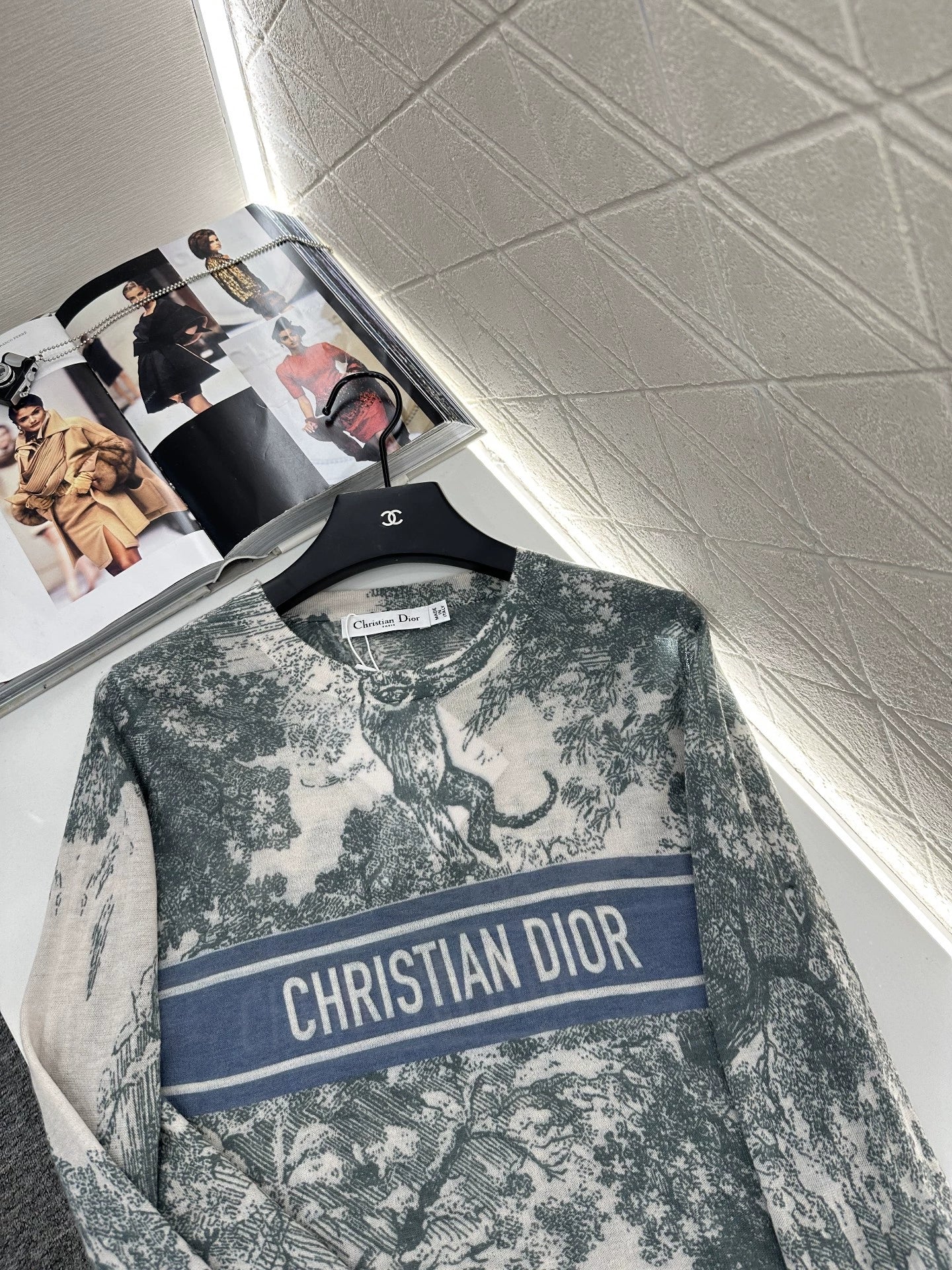D 25 new printed knitted long-sleeved top.