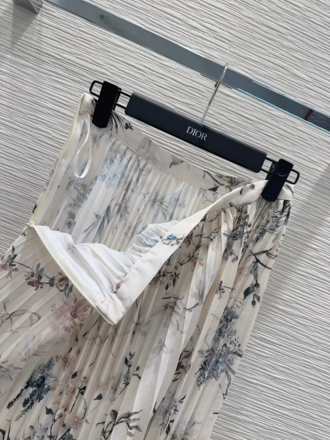 D 25 New Color Clash Printed Pleated Half Skirt