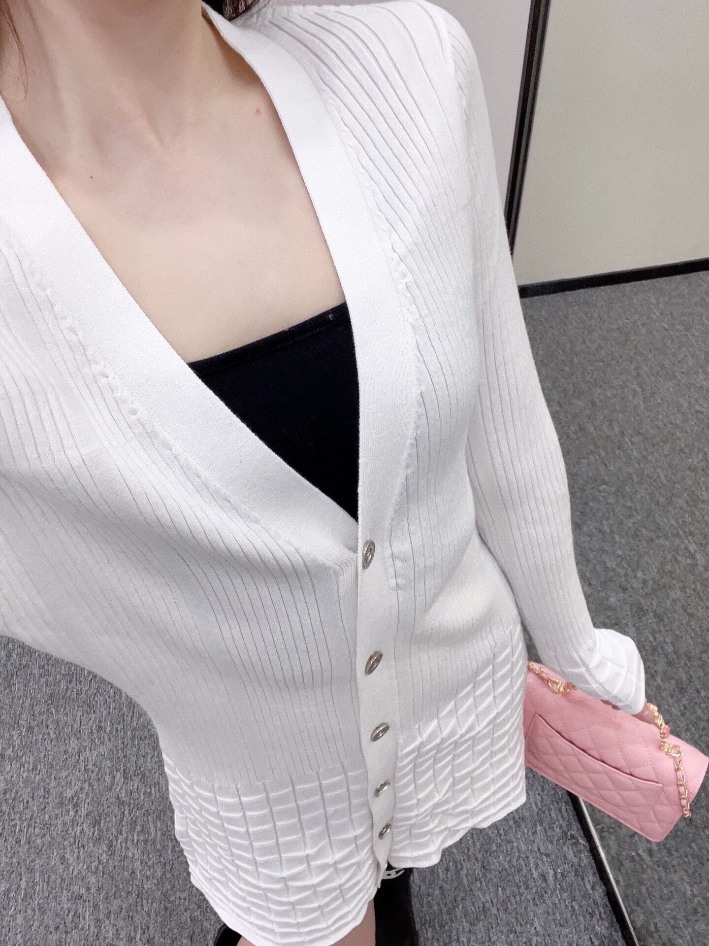 C 25Three-dimensional pattern V-neck open-front knitted skirt