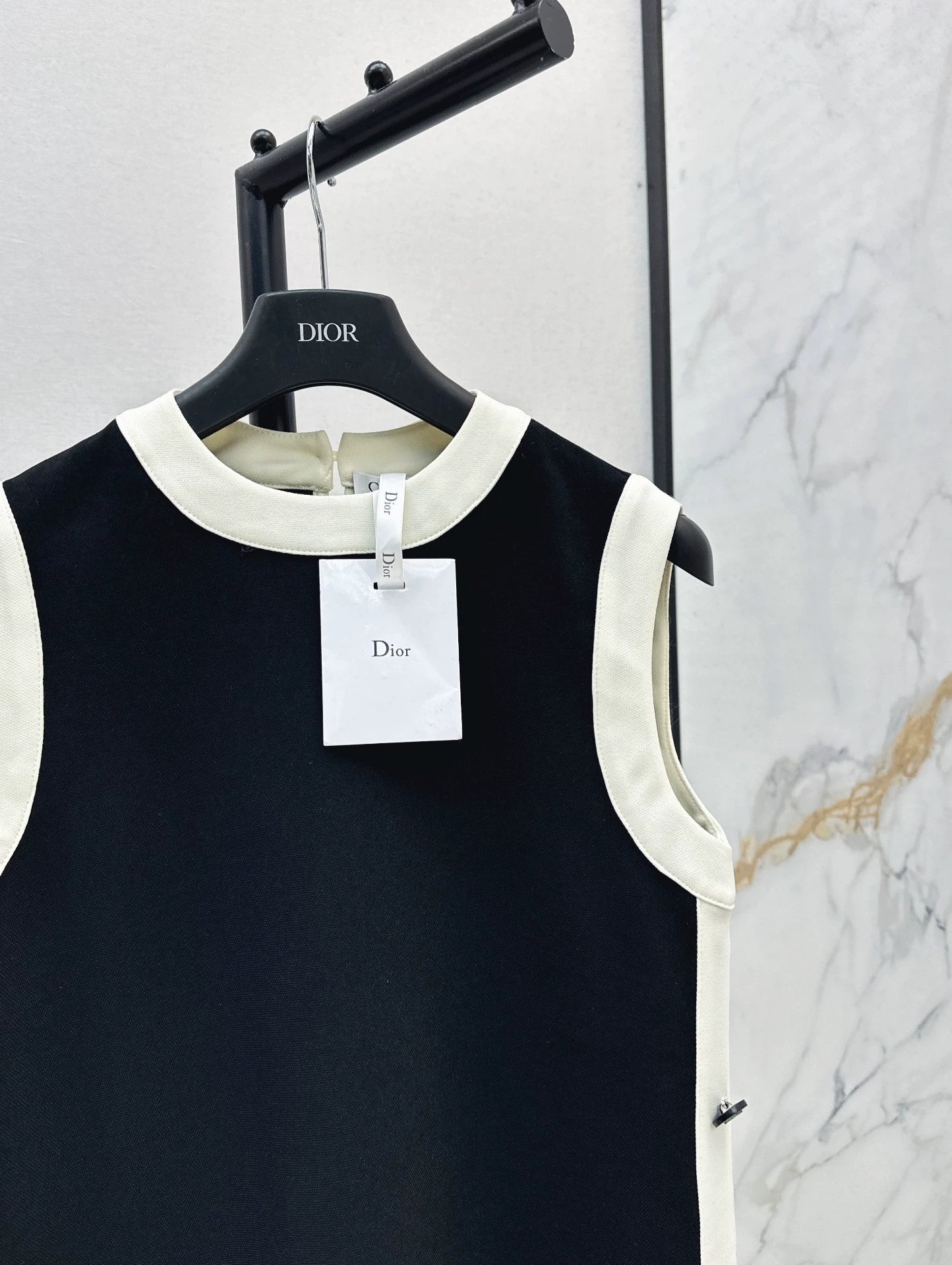 D 25 sleeveless dress