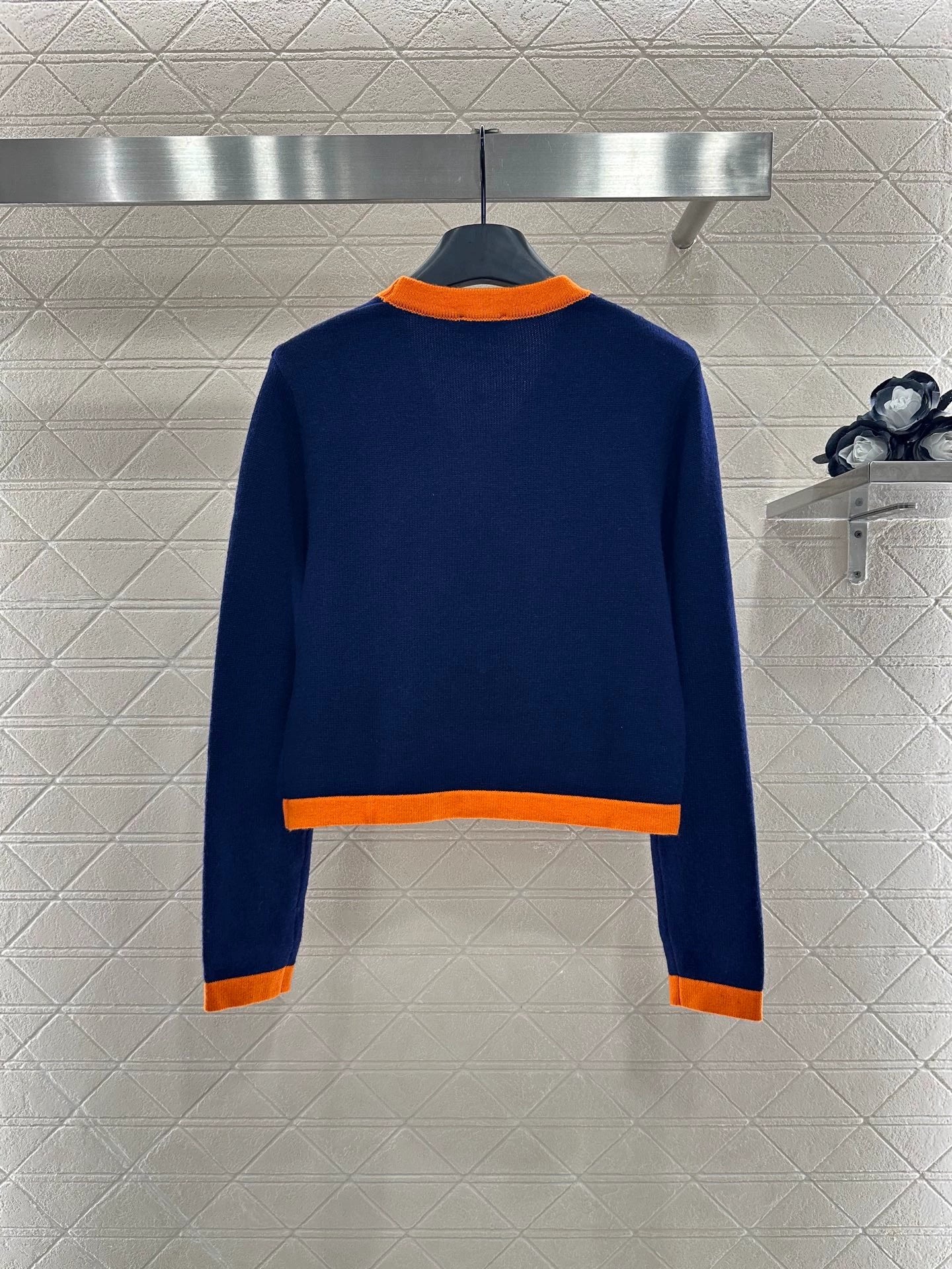 C 25 Cropped long-sleeved knitted cardigan