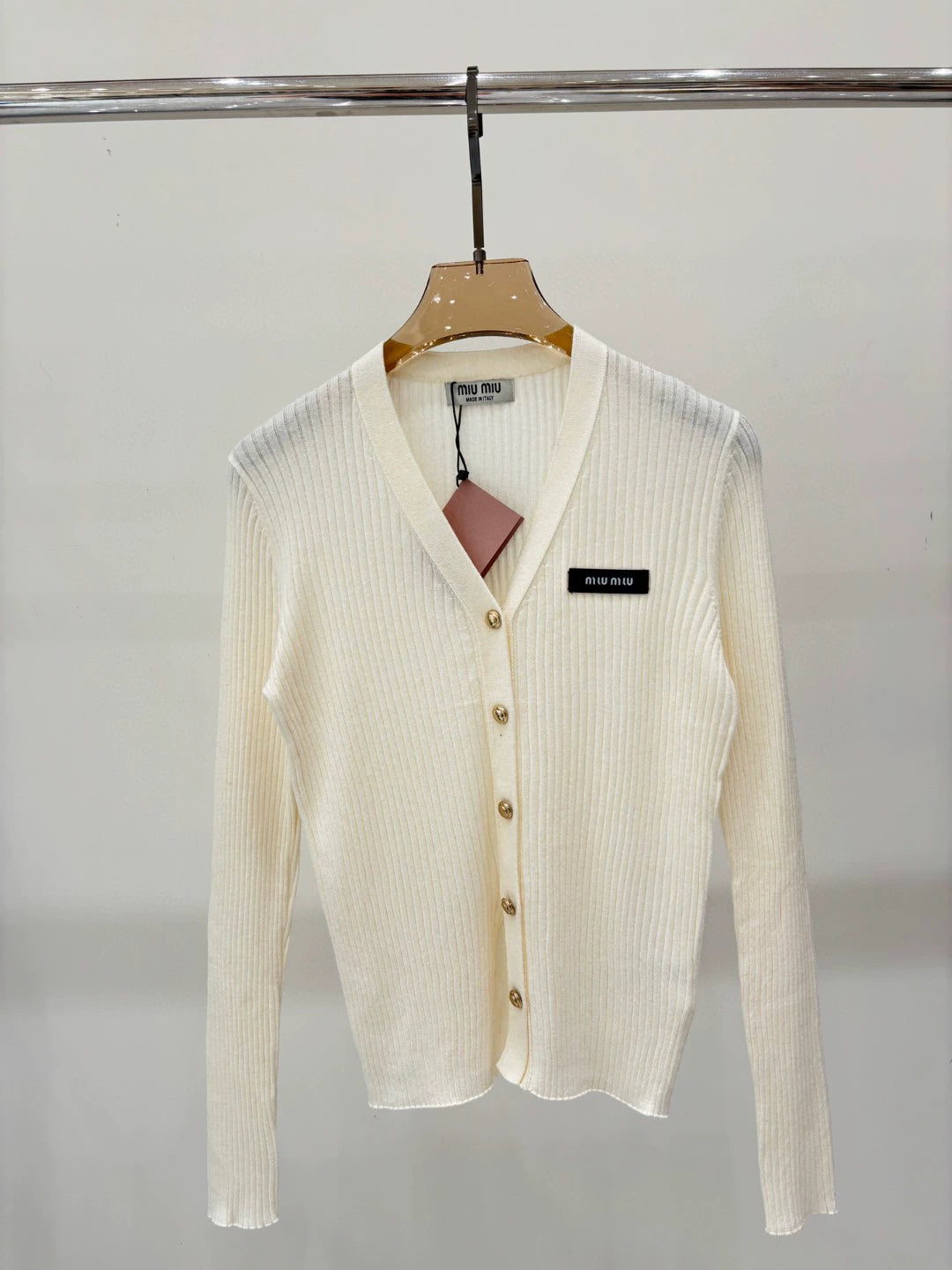 M 25 Frühling und Sommer neue V-Ausschnitt Buchstaben Logo Patch Metallknopf schlanke Strickjacke