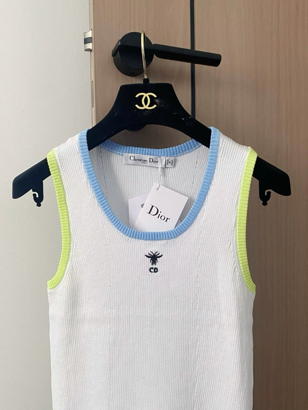 D 25 Débardeur en tricot sans manches avec broderie New Bees