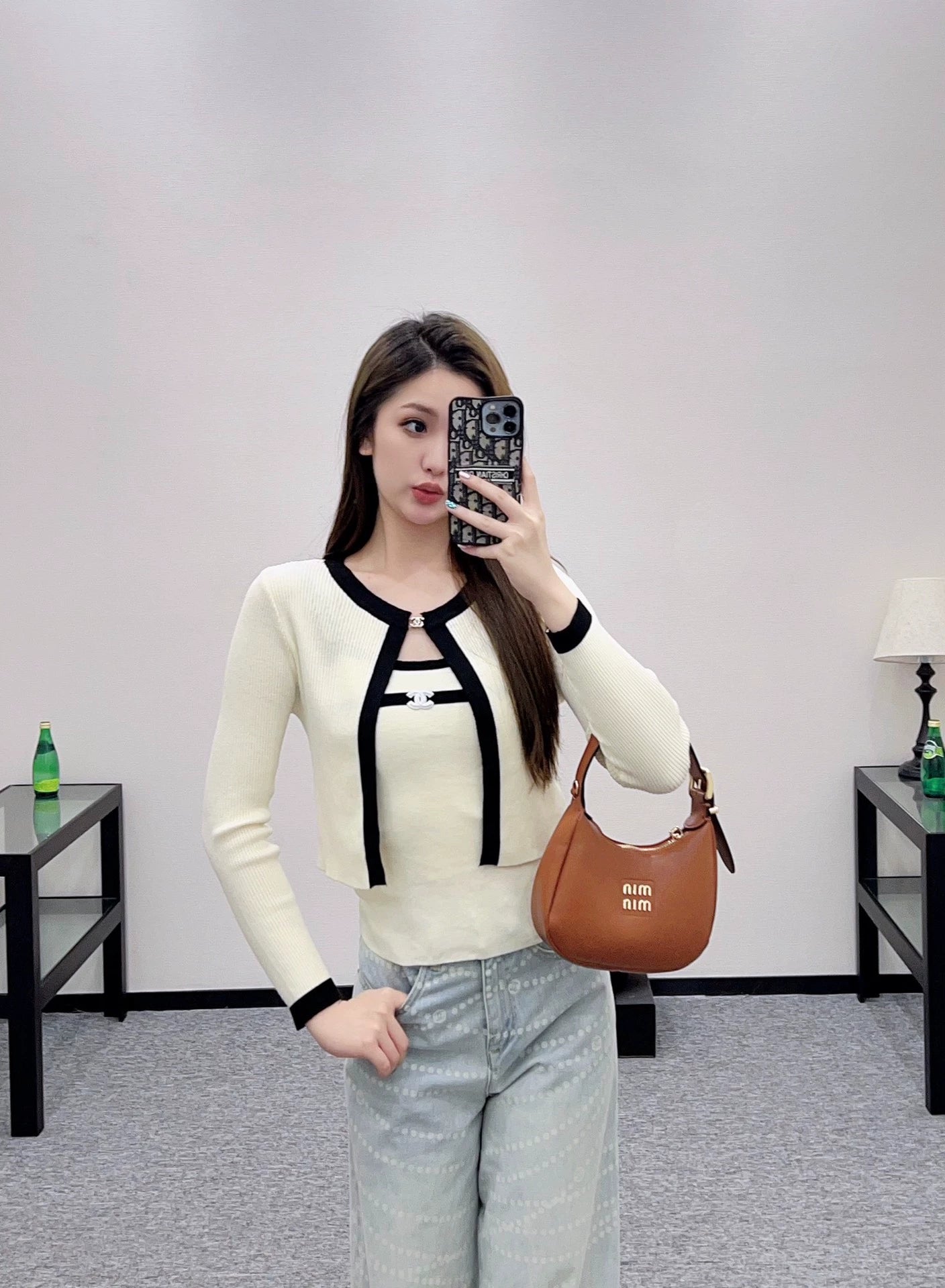 C 25 Two-piece knitted cardigan with suspenders