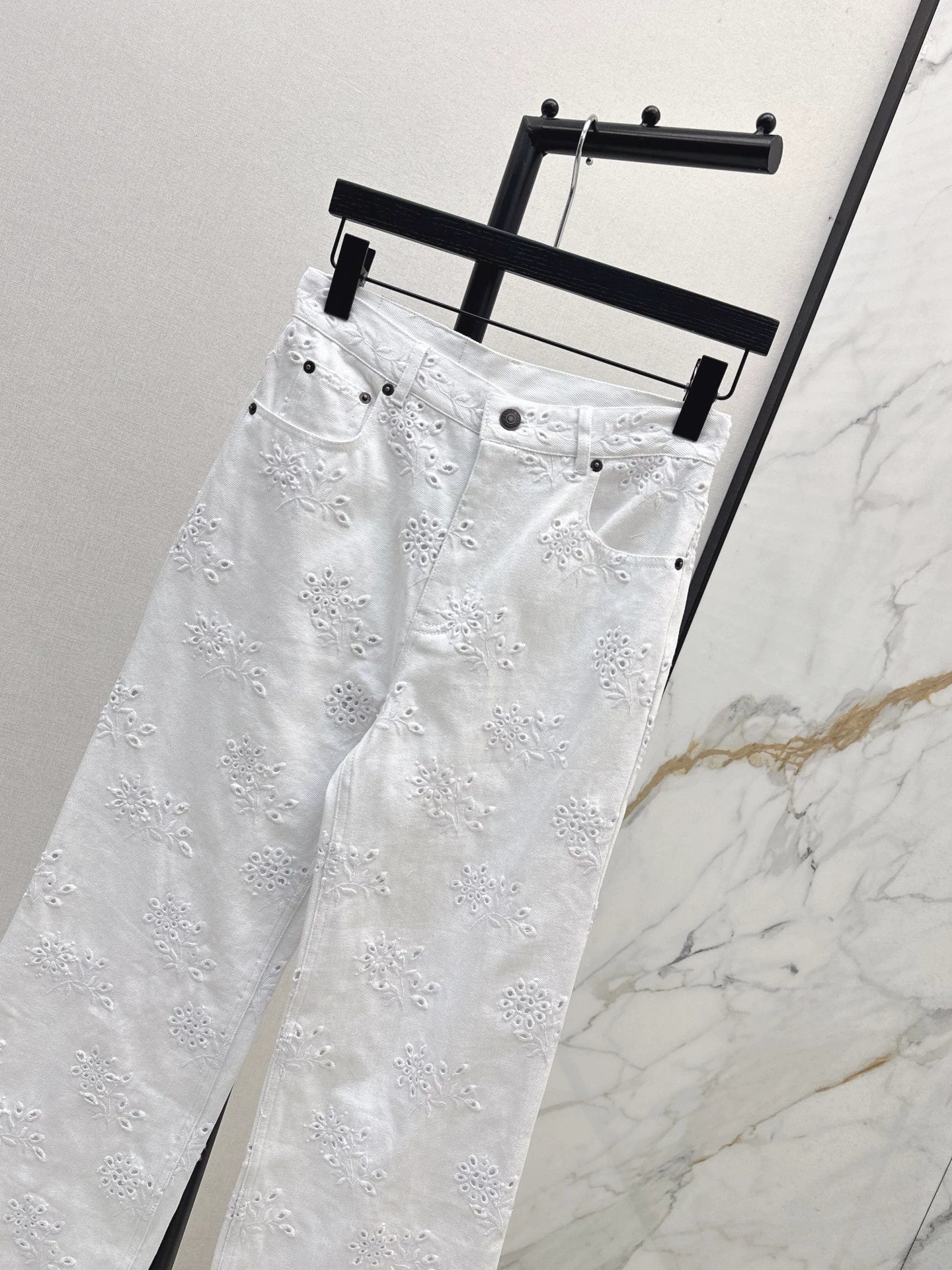 Chl 25 hollow embroidered jeans