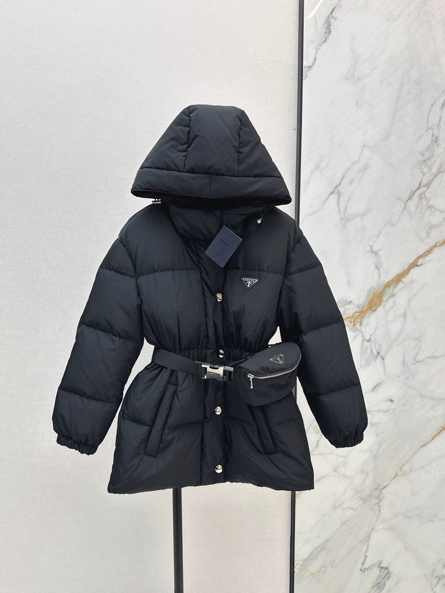 P 25fw Hooded slim-fit mid-length down jacket (with waist bag)