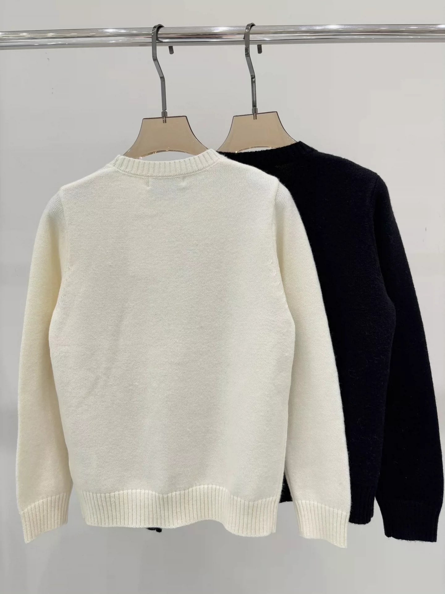 D 25 Gilded embroidered round neck long-sleeved knitted top