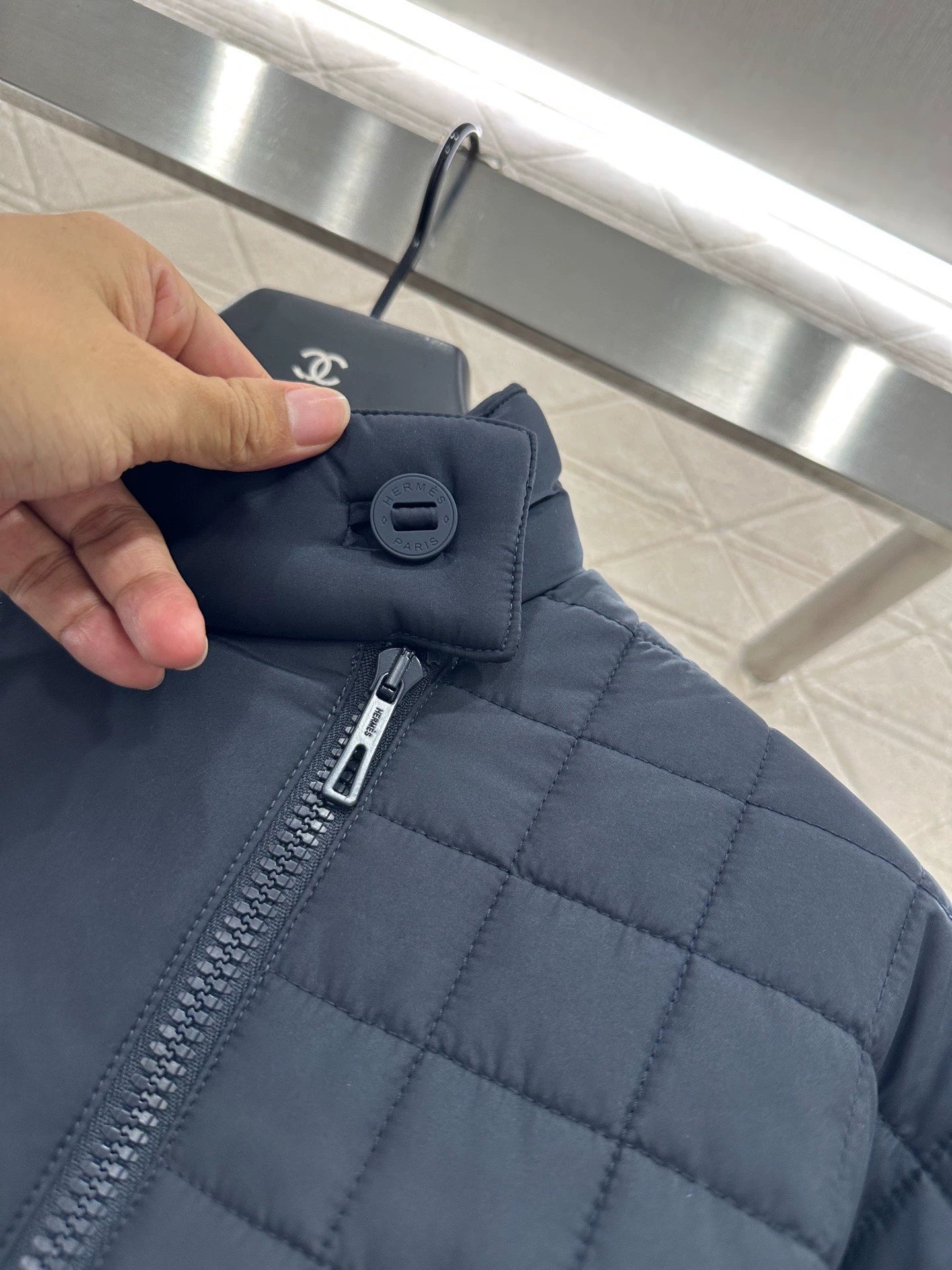 H 25 Stand-up collar, zippered mid-length padded jacket.