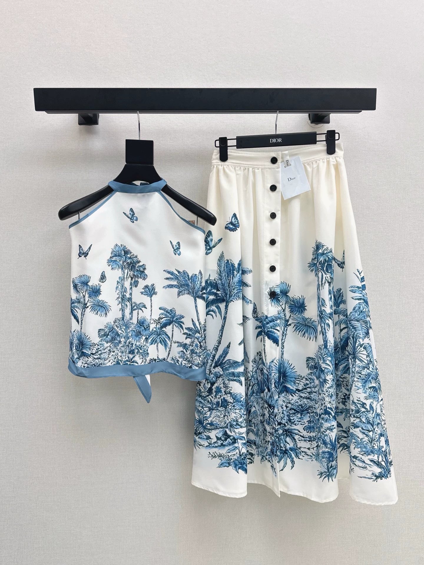 D 25 The latest resort collection suits for spring/summer