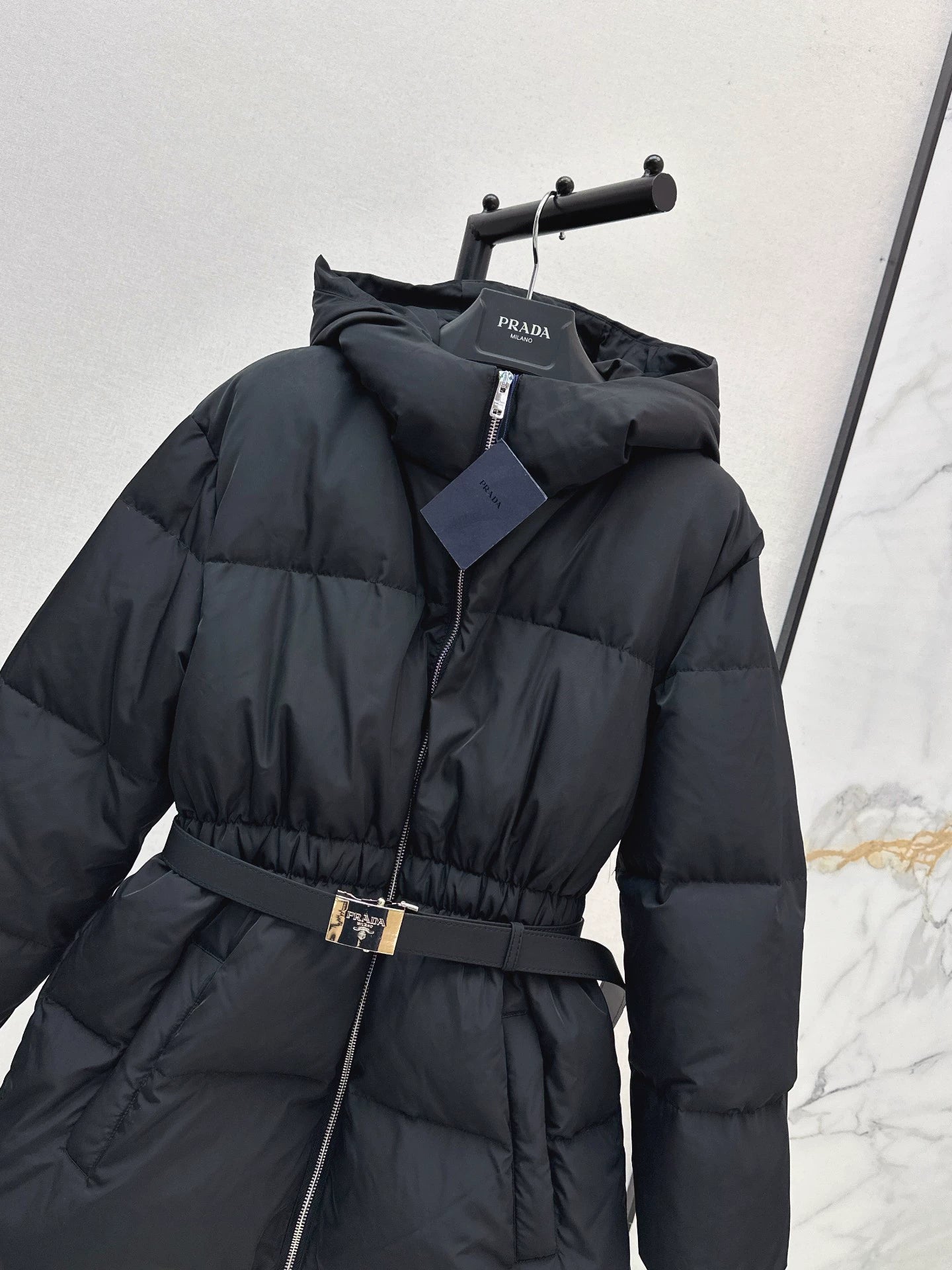 P 25fw Hooded slim-fit mid-length down jacket