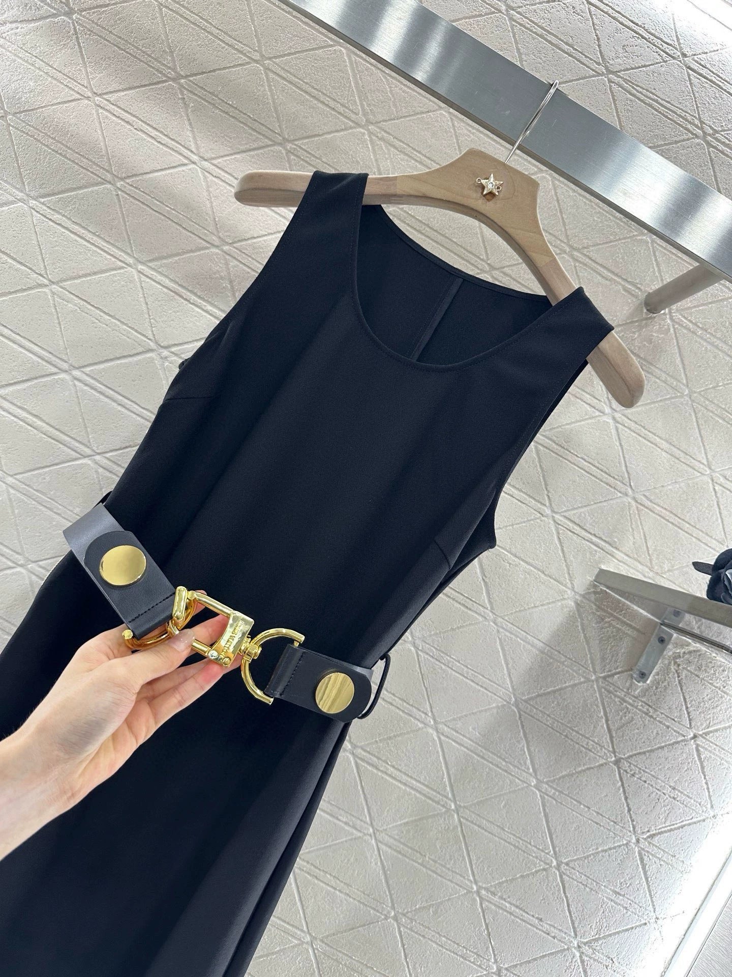 1ou 25 Belted sleeveless dress