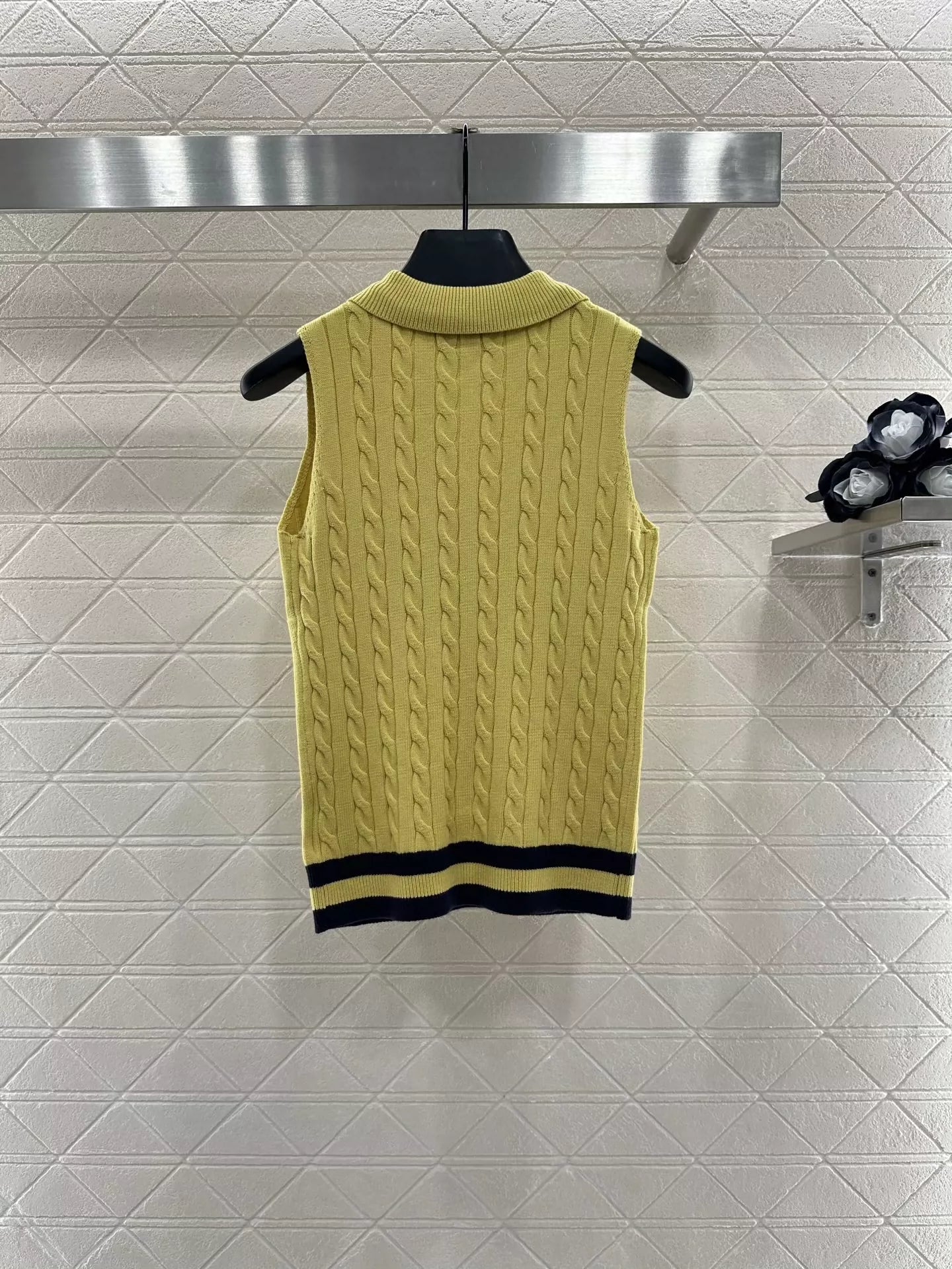 P 25 Cable-knit lapel vest