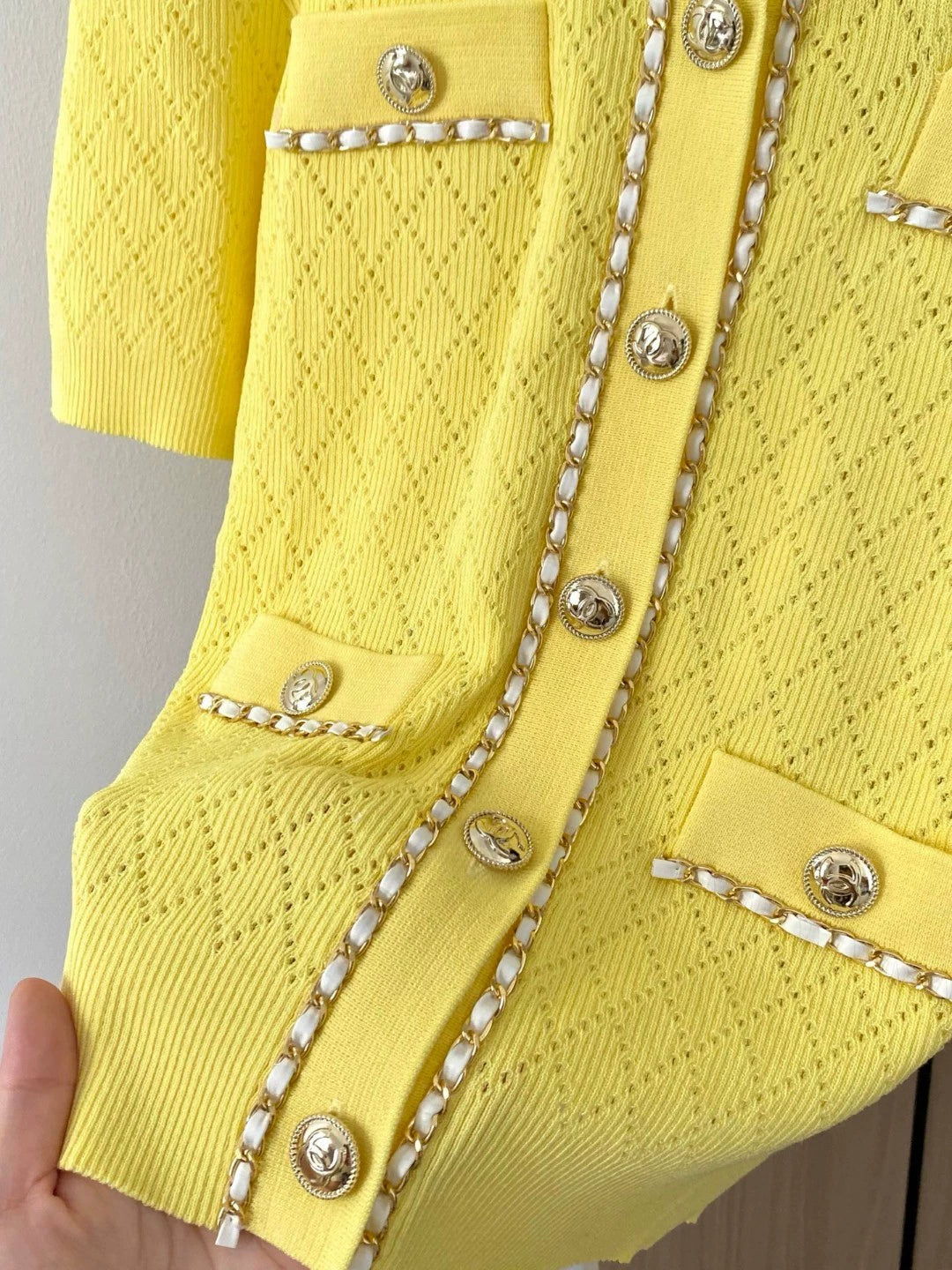 C 25 Neue Strickjacke mit Kettenknöpfen, Rundhalsausschnitt und kurzen Ärmeln