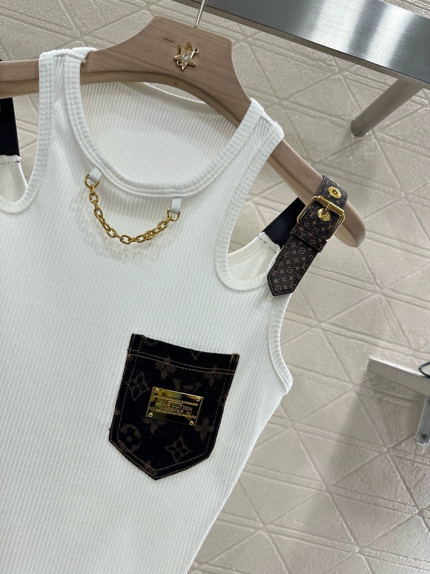 1ou 25 Leather shoulder strap with chain and cotton vest