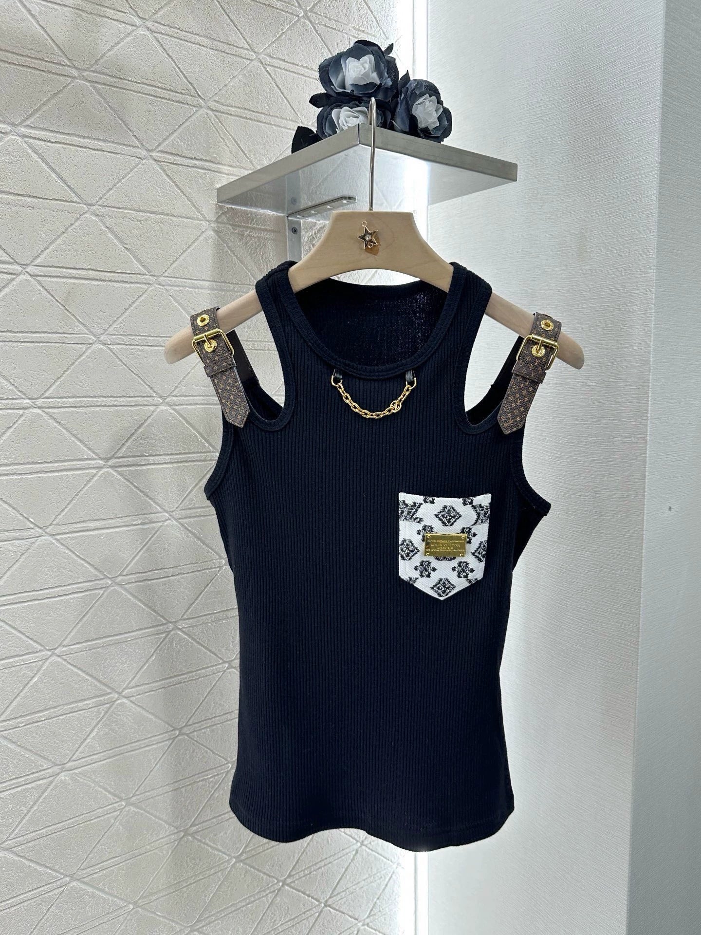 1ou 25 Leather shoulder strap with chain and cotton vest