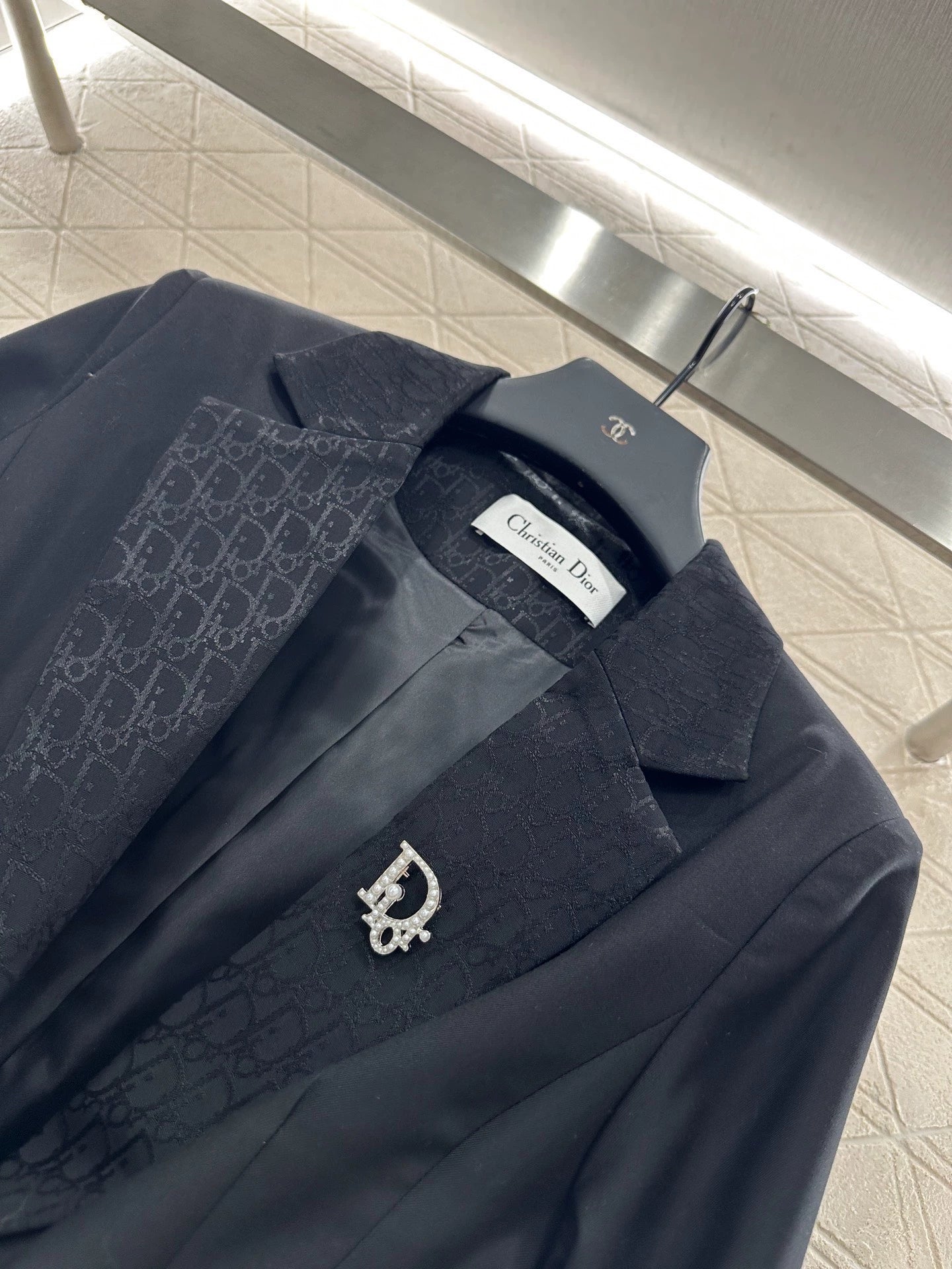 D 25 Brooch suit jacket
