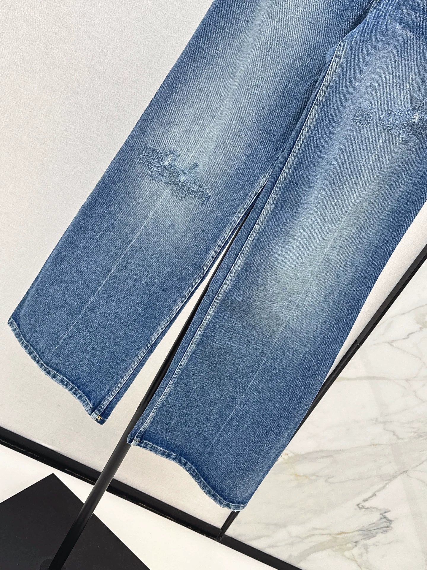 D 25 Damaged loose jeans