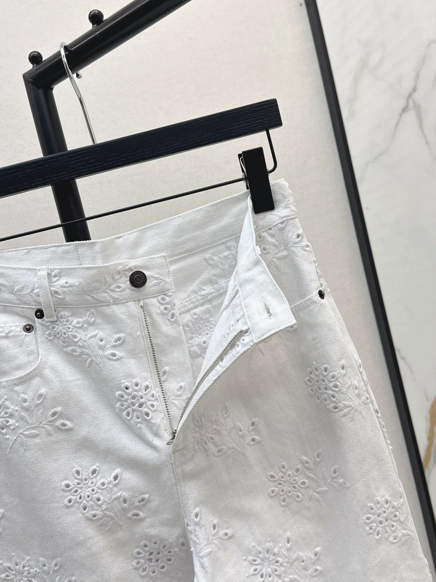 Chl 25 hollow embroidered jeans