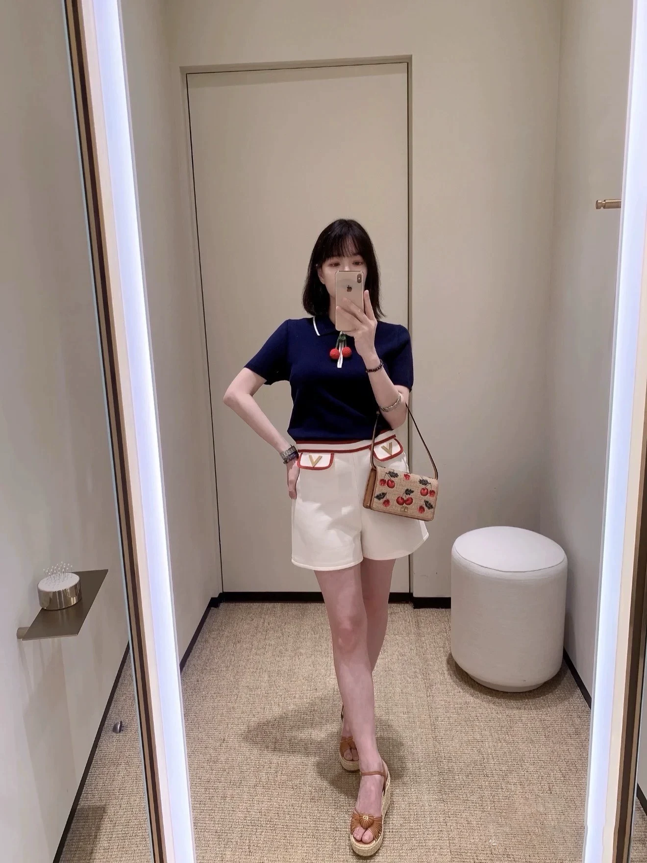 V 25 New V-neck buttoned high waist shorts