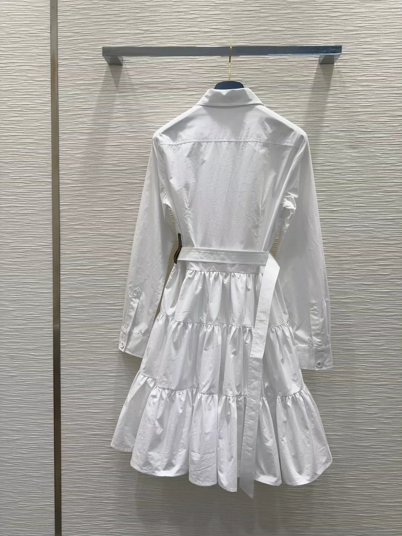 L 25 Neues einreihiges Kleid mit Revers und Gürtel und langen Ärmeln (Schwarz & Weiß)