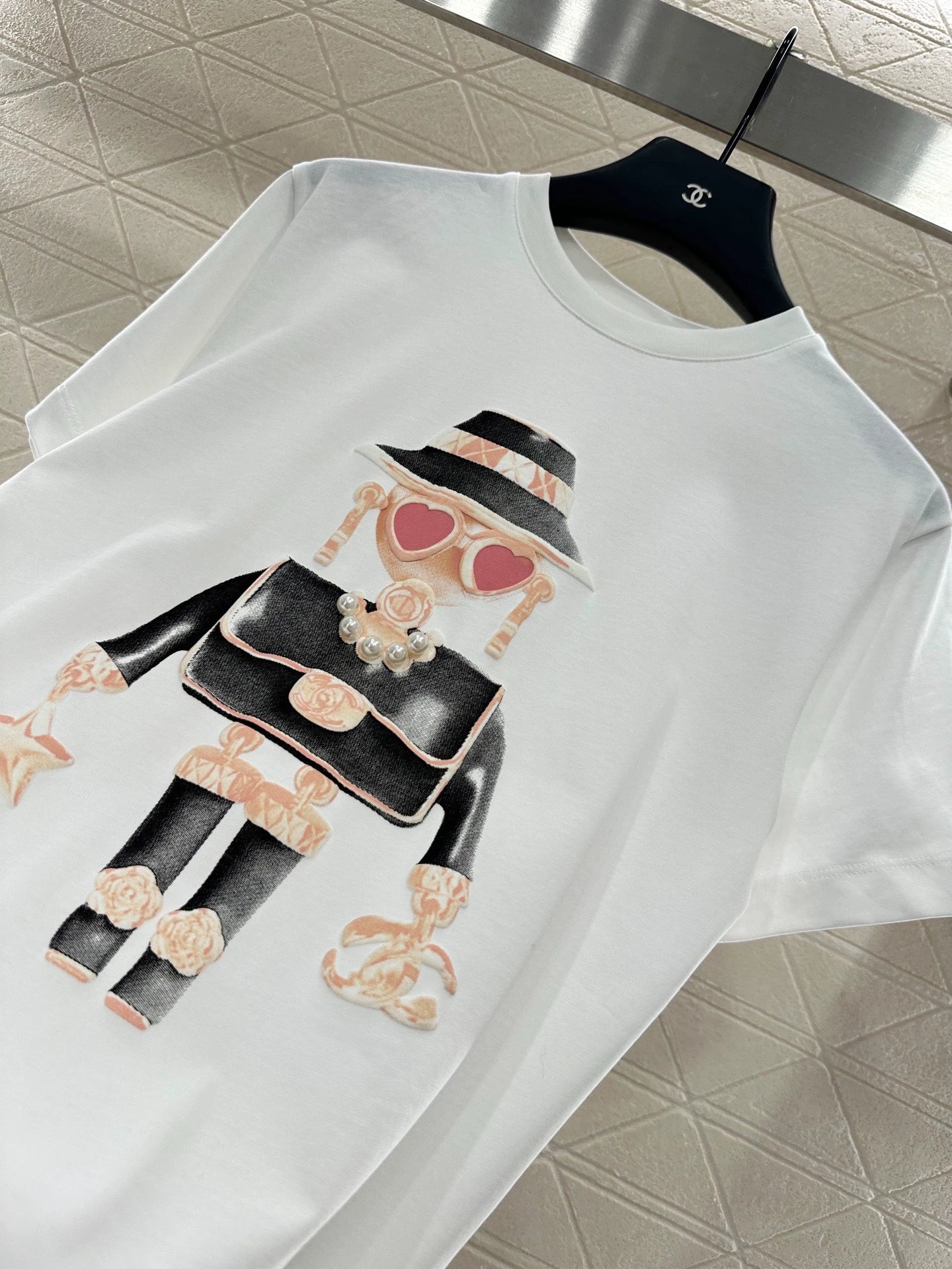 C 25 Crew neck, bag and doll print, pearl T-shirt.