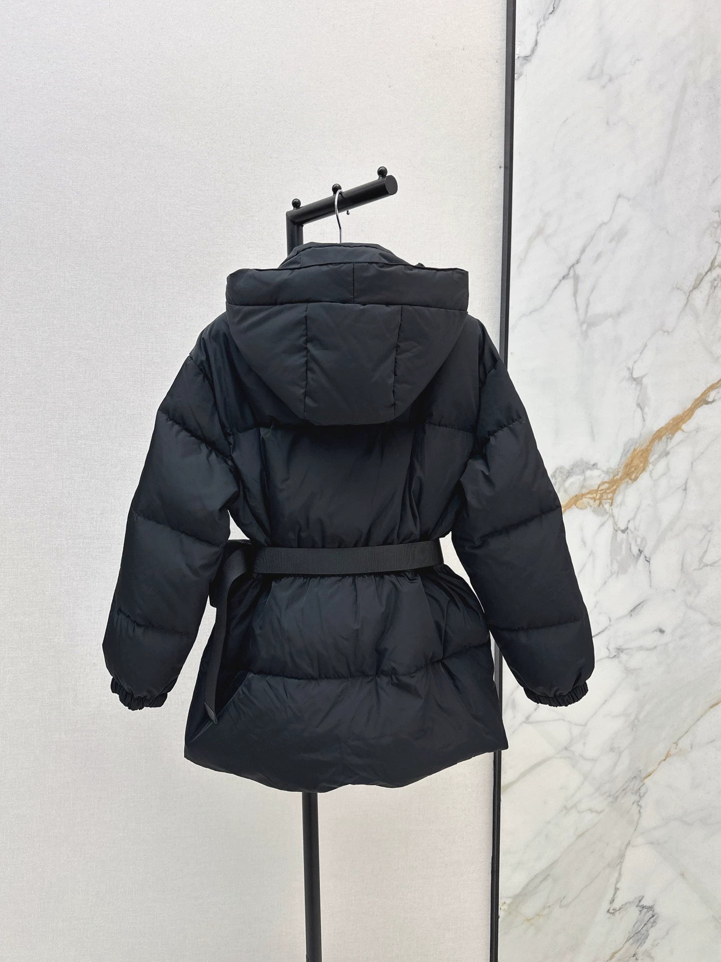 P 25fw Hooded slim-fit mid-length down jacket (with waist bag)
