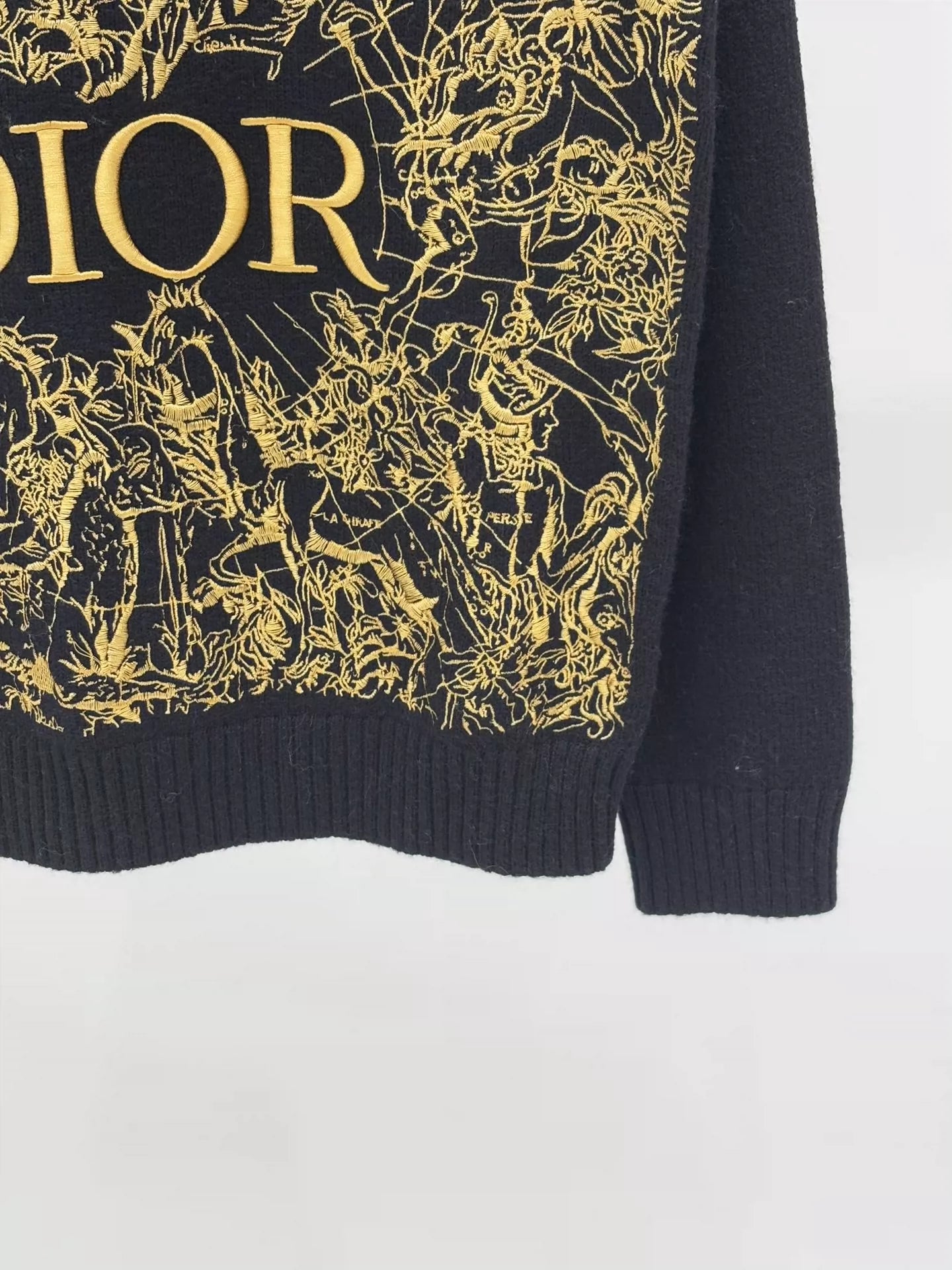 D 25 Gilded embroidered round neck long-sleeved knitted top