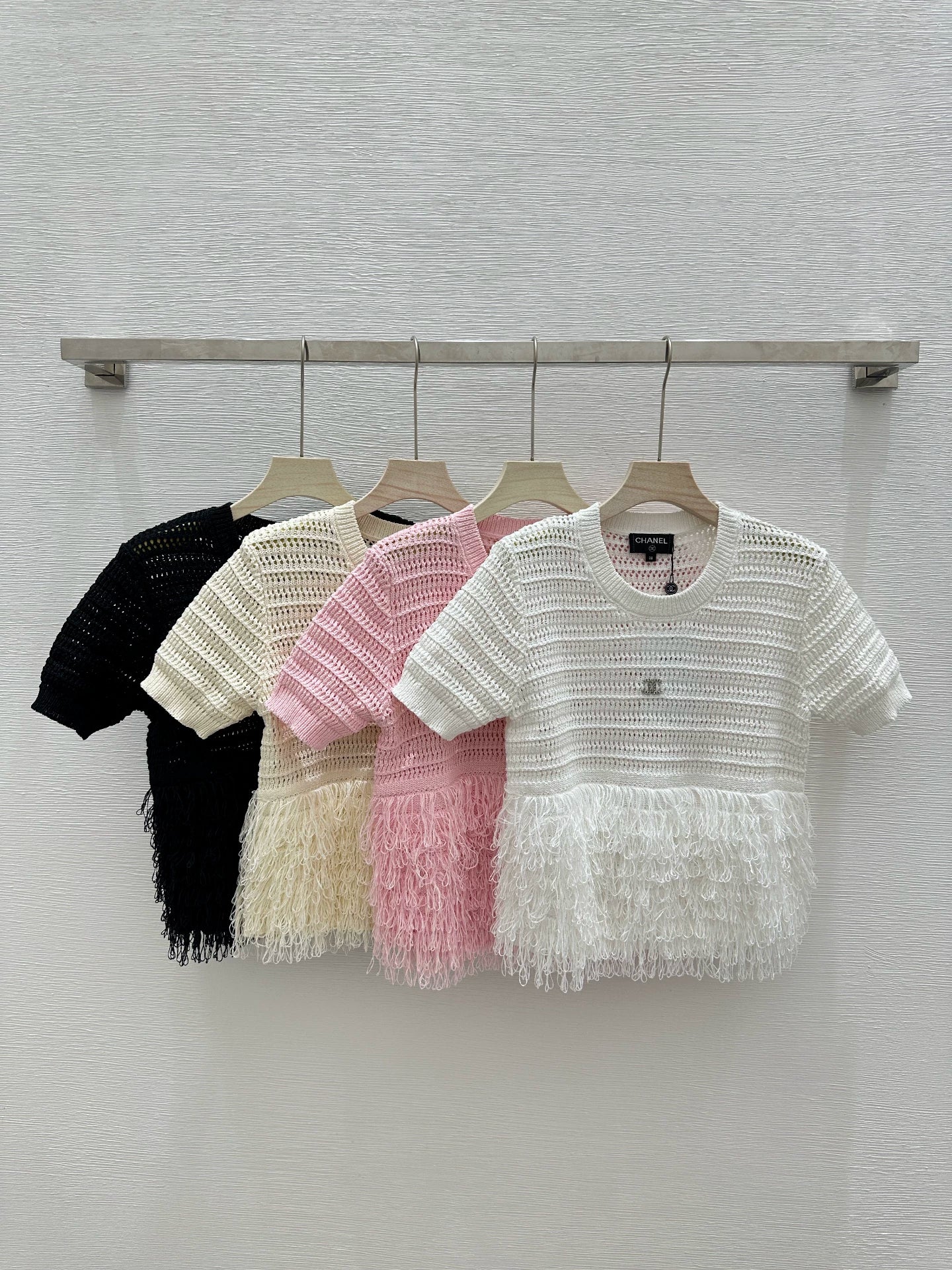 25 New Cutout Knit Splicing Tassel Metal Logo Vest