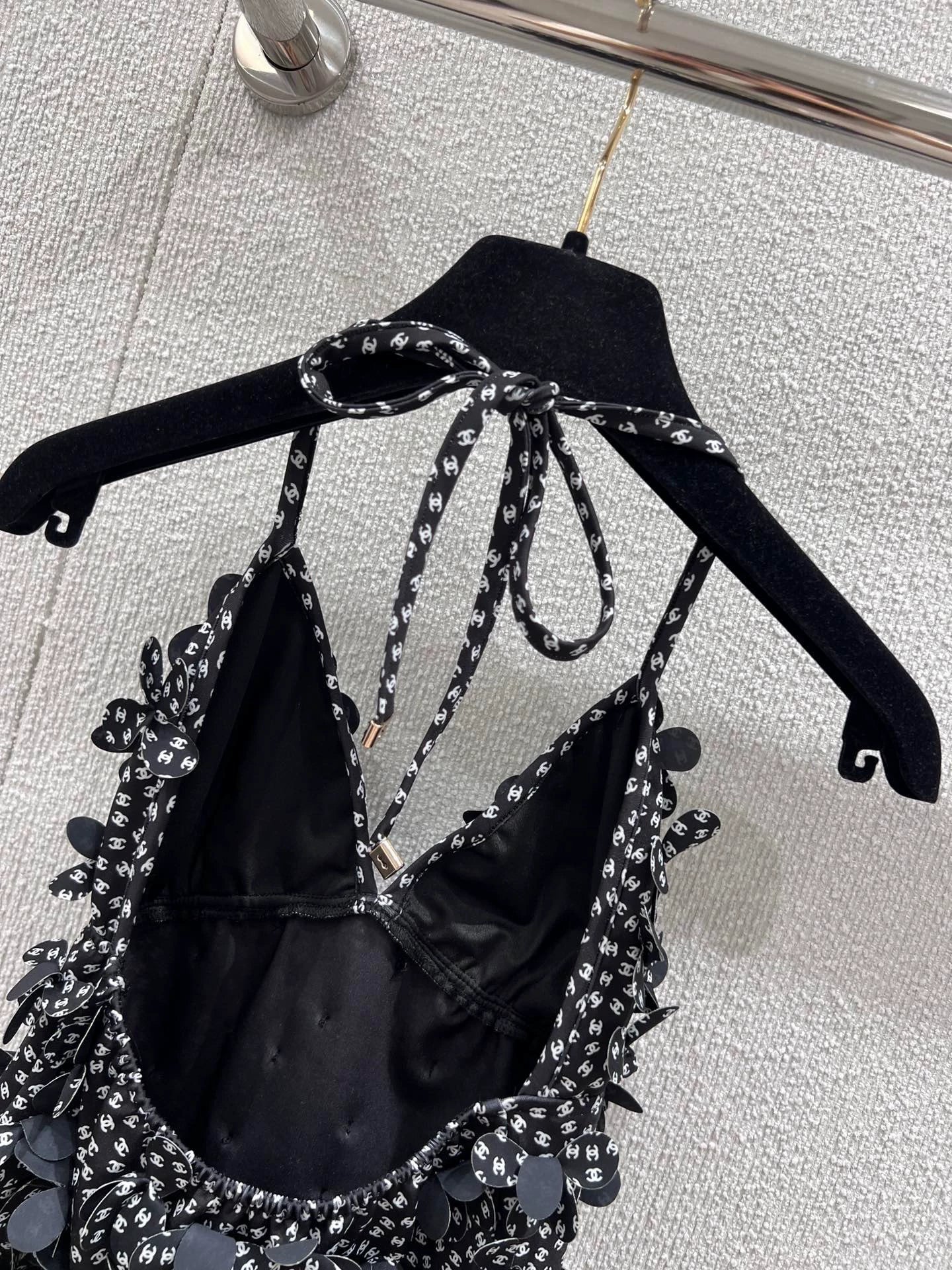 C 25 Floral Neck Camisole(black\white)