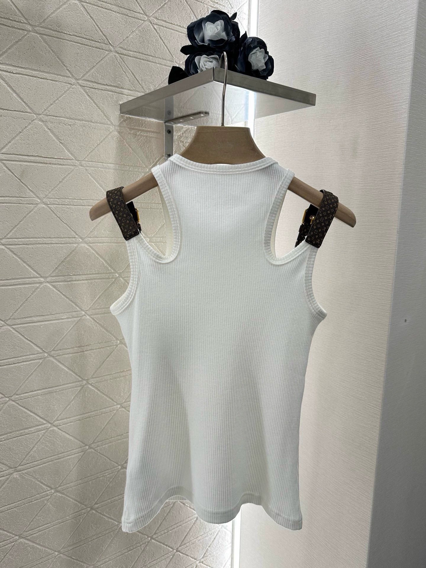 1ou 25 Leather shoulder strap with chain and cotton vest
