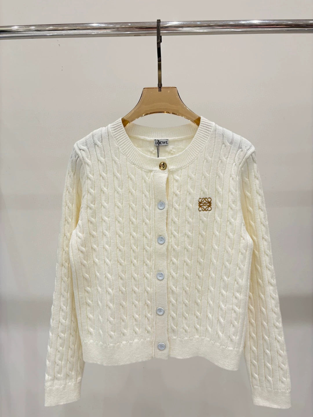 LO 25 neue Twist-Stickerei-Muster Kontrastfarbe Metallknopf Langarm Strickjacke
