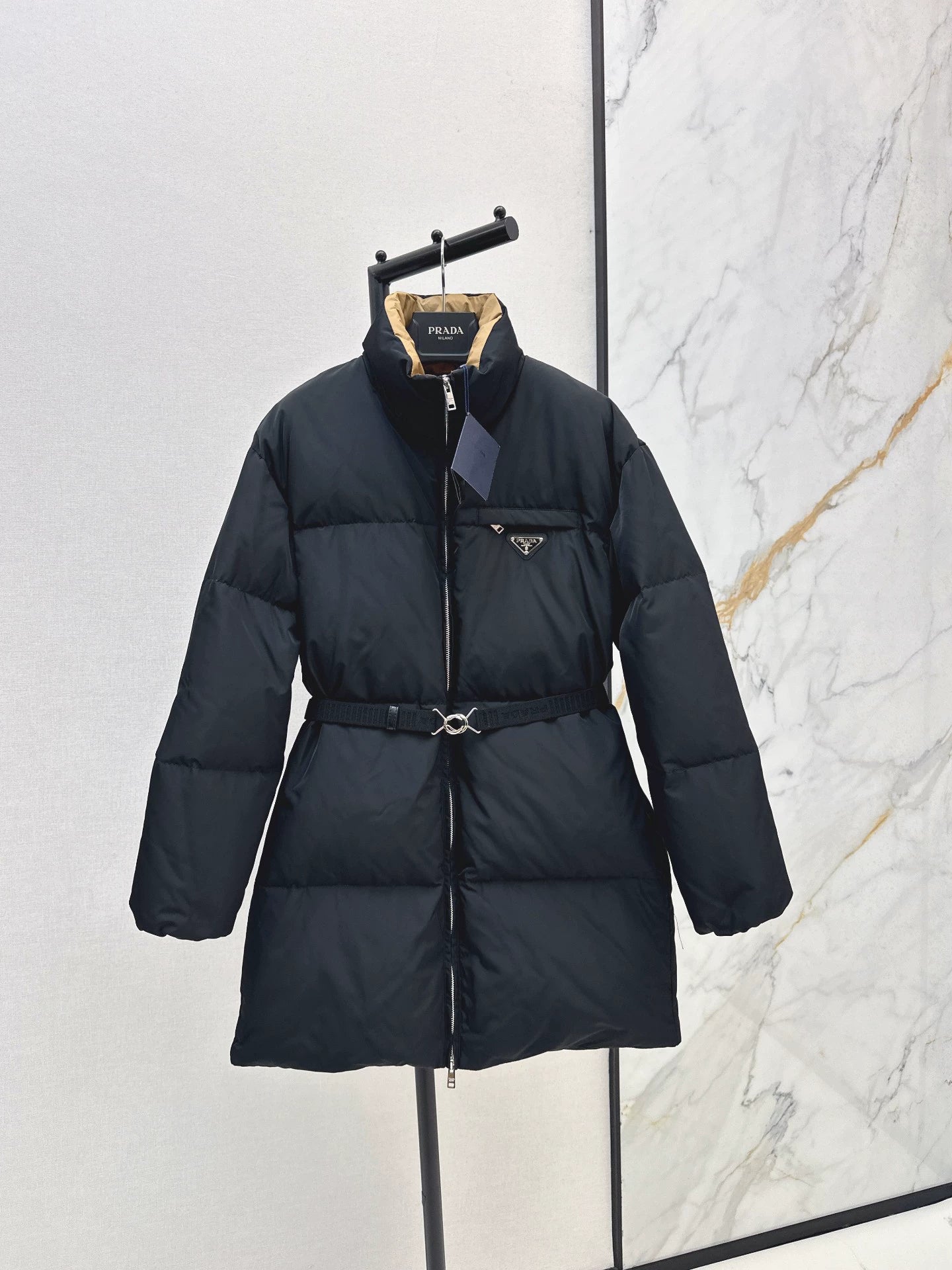P 25fw Waisted mid-length down jacket
