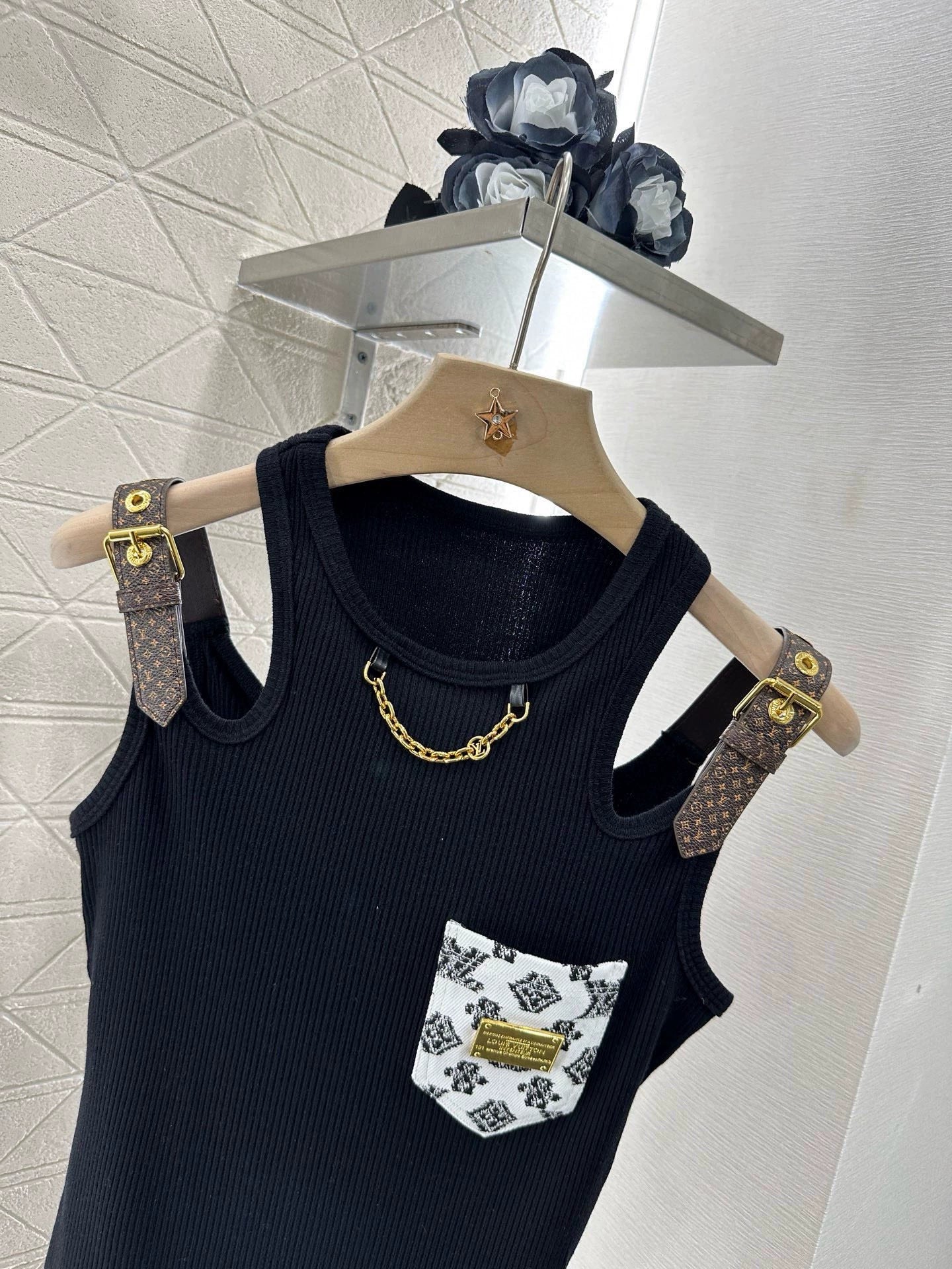 1ou 25 Leather shoulder strap with chain and cotton vest