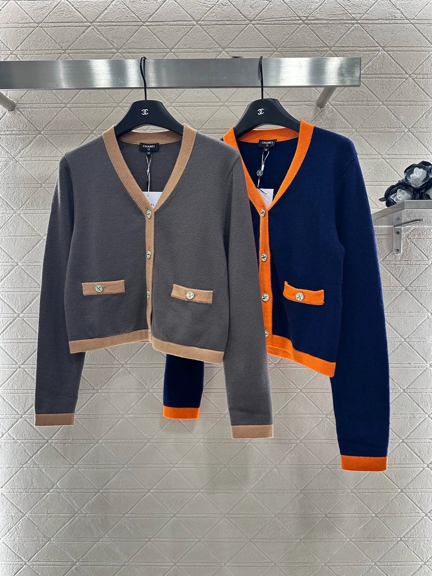 C 25 Cropped long-sleeved knitted cardigan