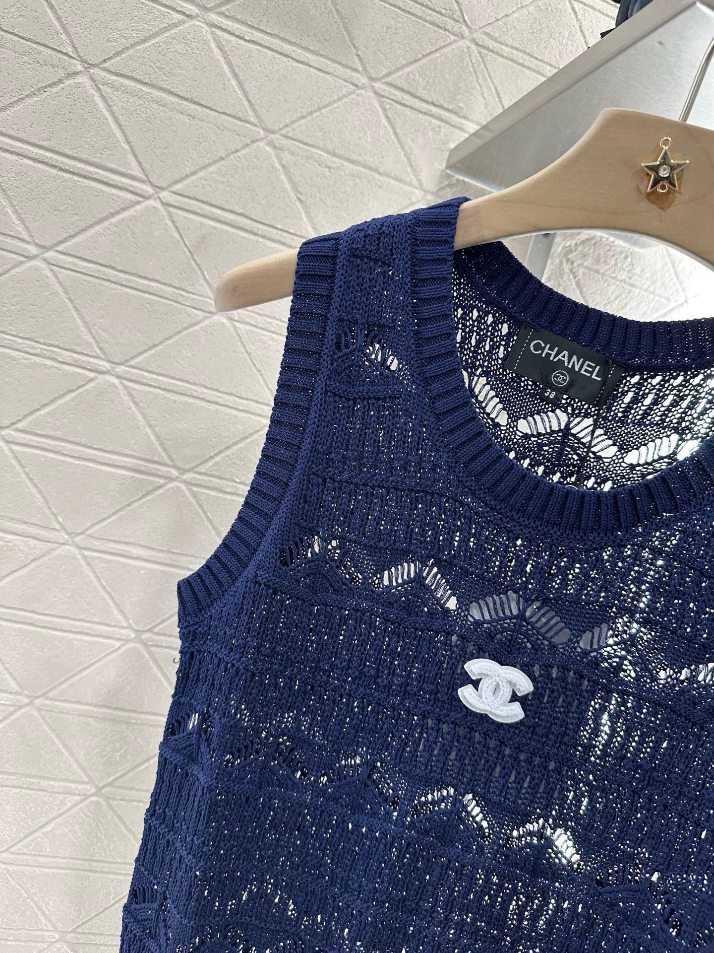 C 25 Openwork Floral Knit Vest