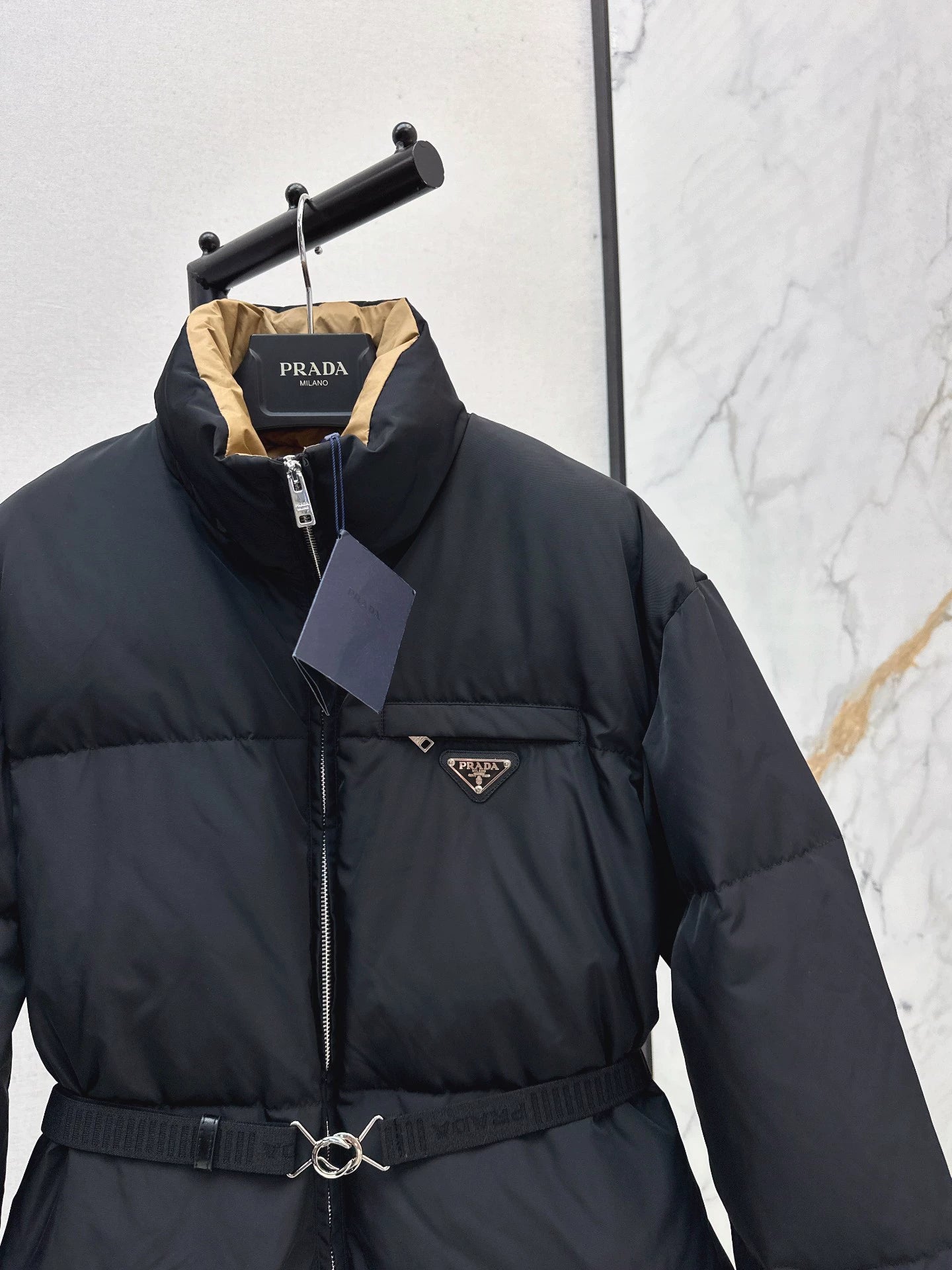 P 25fw Waisted mid-length down jacket