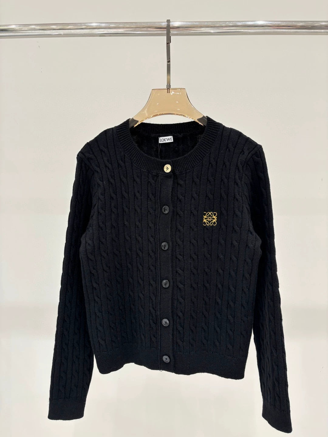 LO 25 neue Twist-Stickerei-Muster Kontrastfarbe Metallknopf Langarm Strickjacke